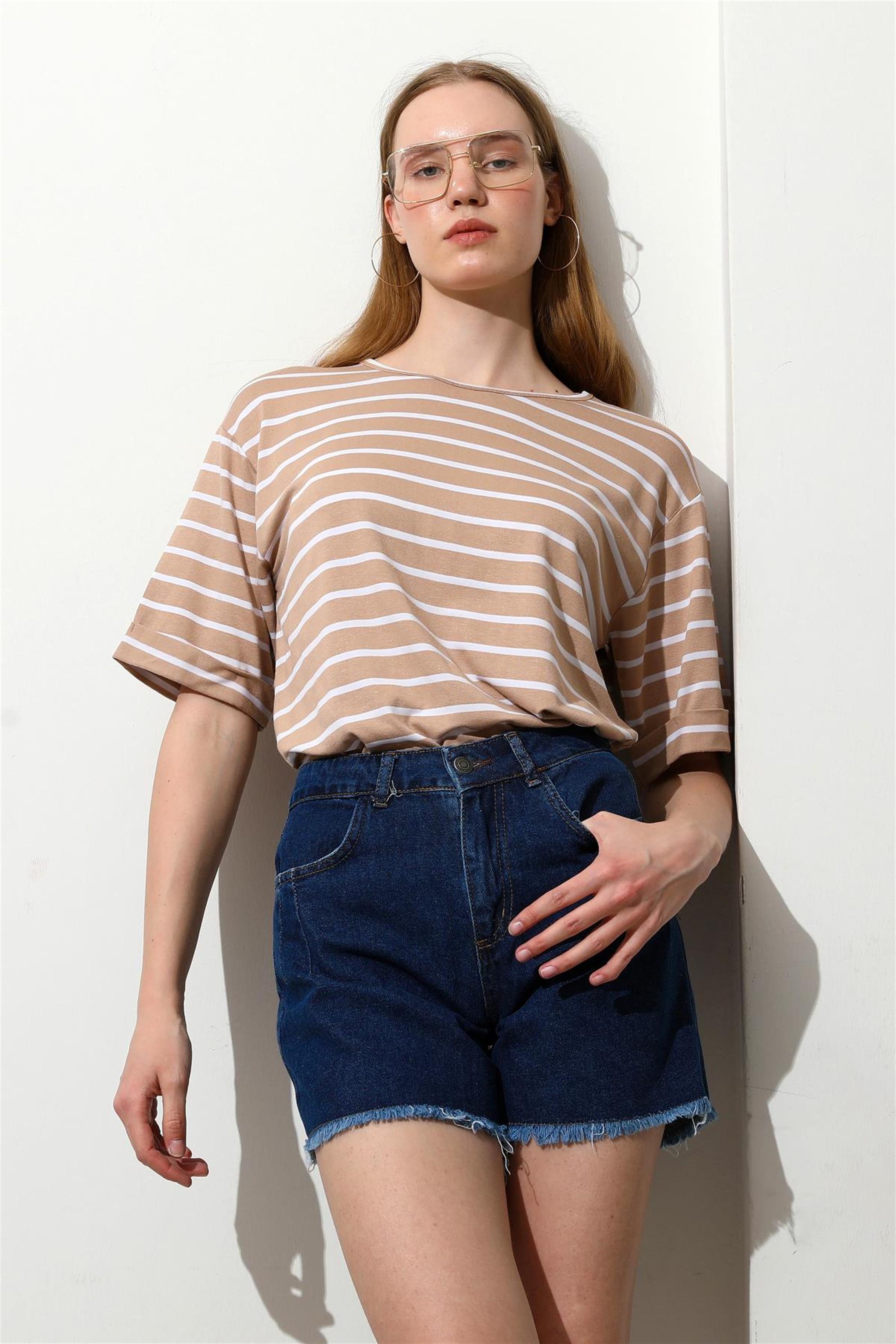 Kadın Cebi Dikişli Paçası Püsküllü Denim Kot Şort