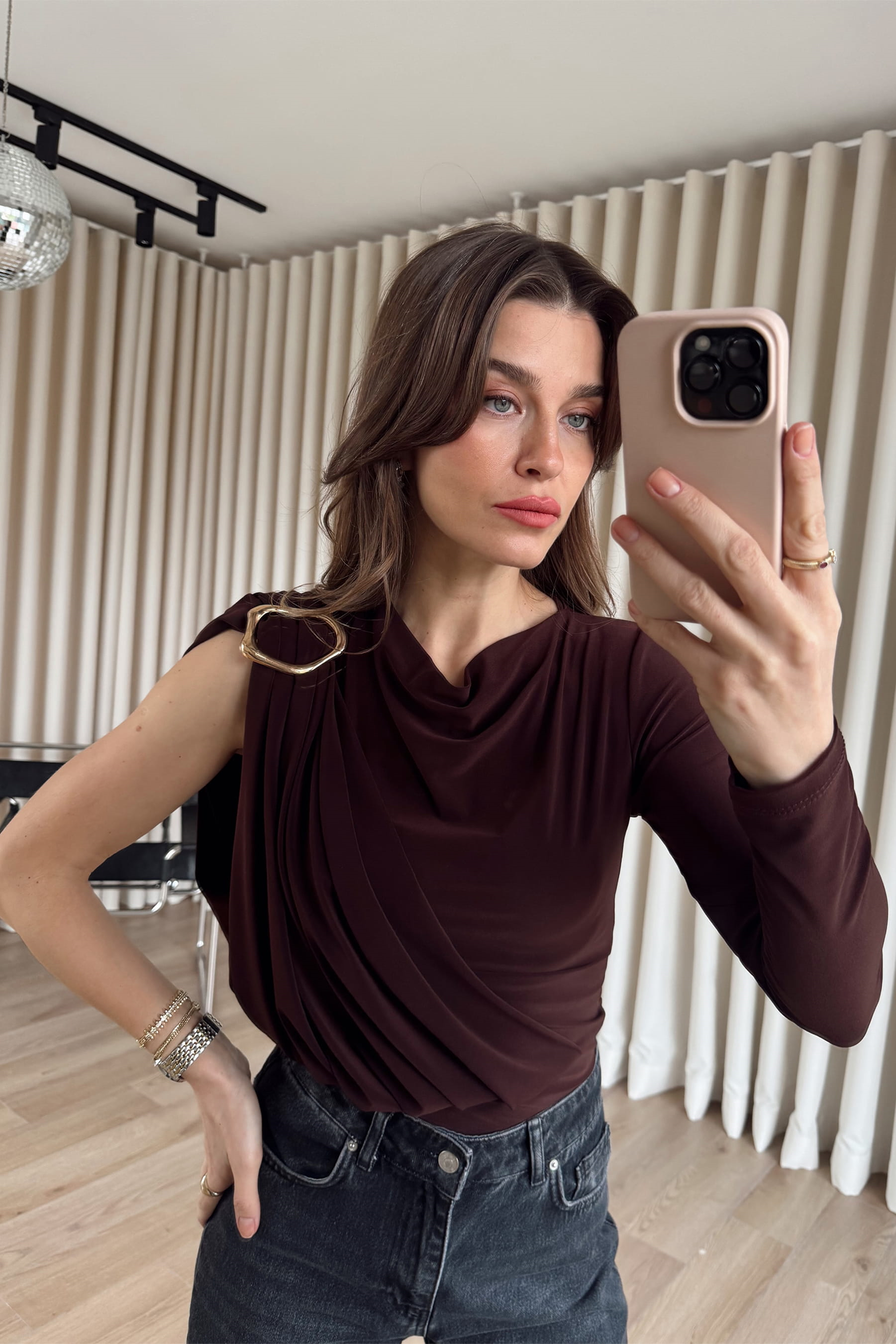 Acı Kahve Tek Omuz Gold Toka Detaylı Bluz