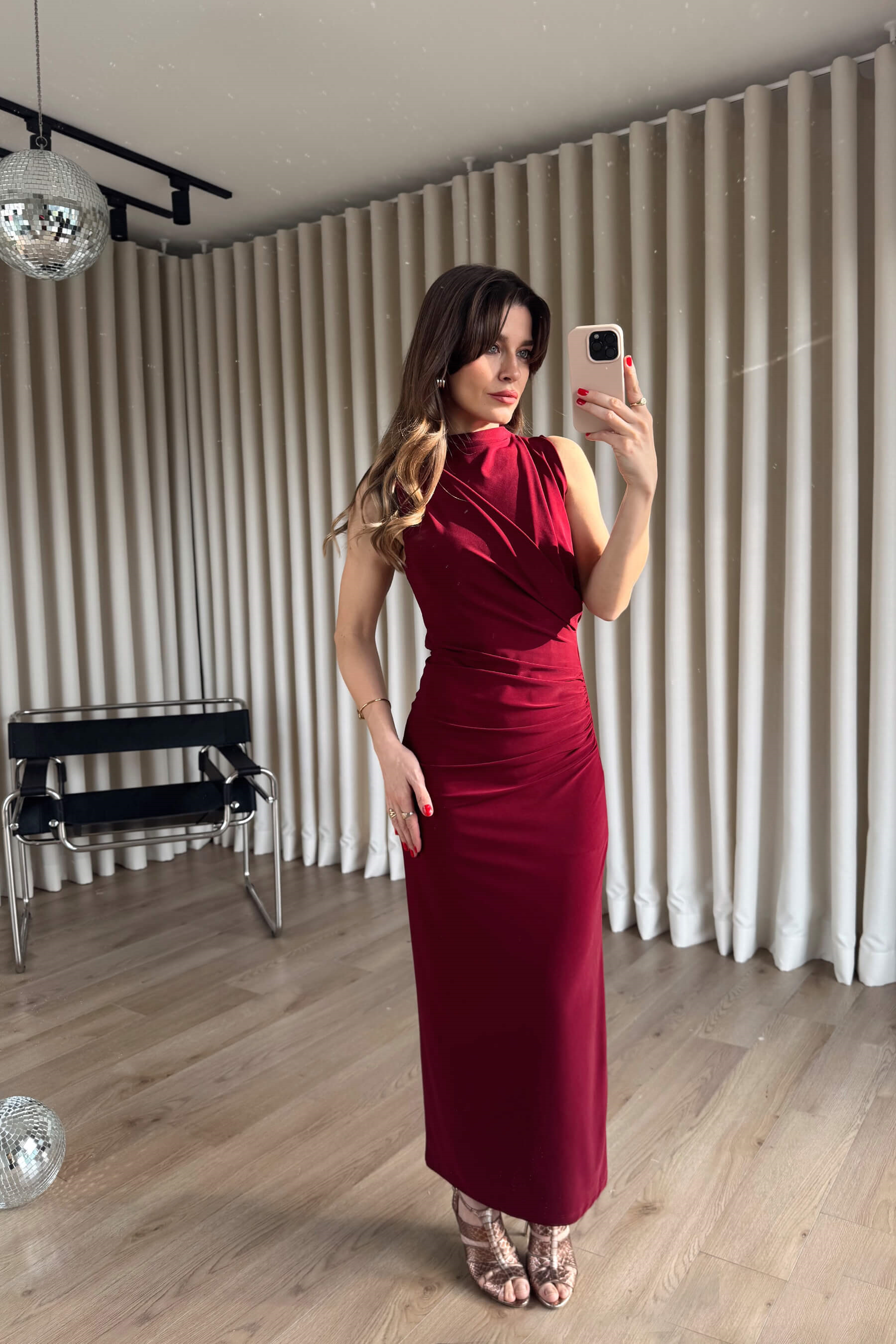 Bordo Beli Drapeli Sıfır Kollu Yırtmaçlı Midi Boy Elbise