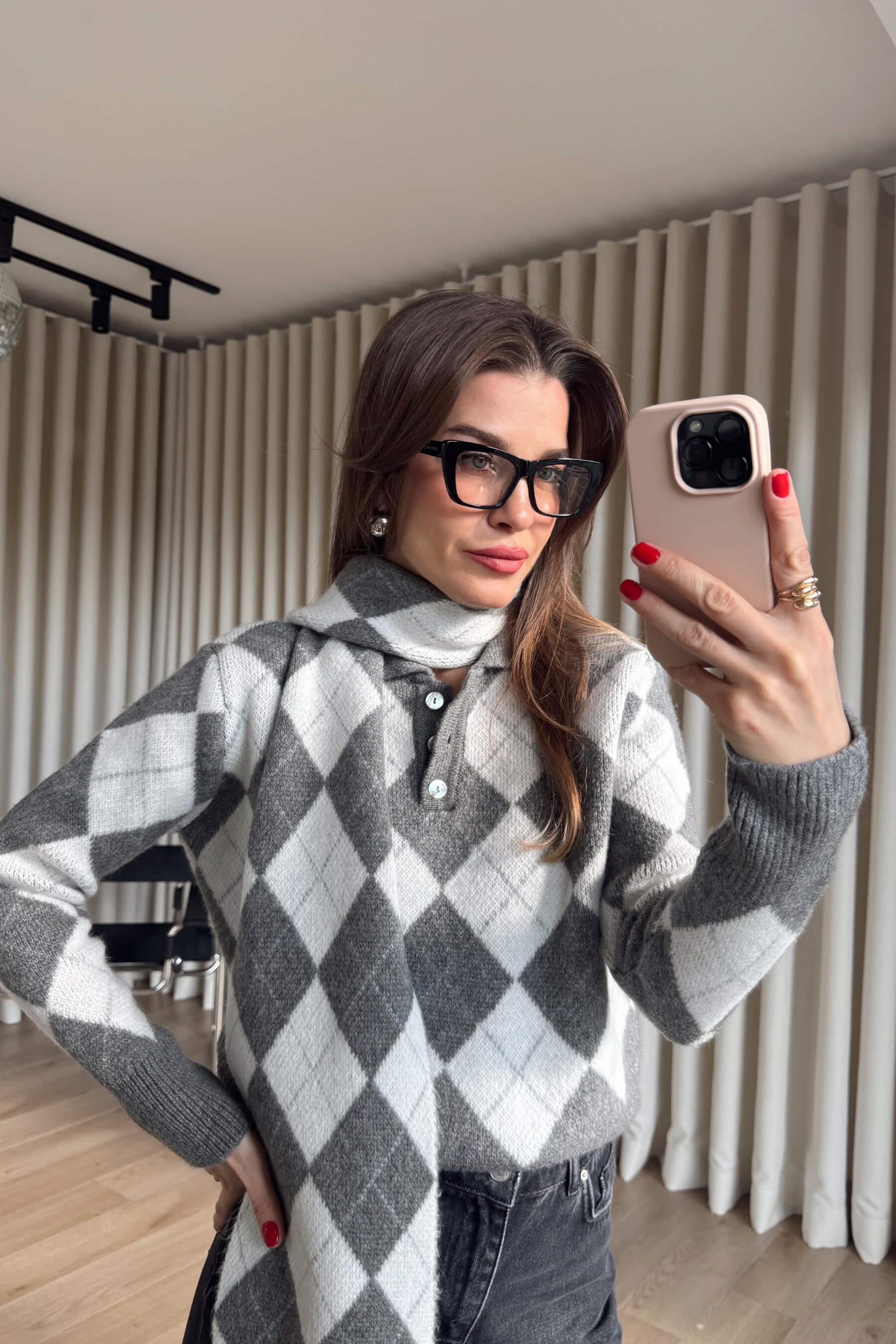 Gri Ekru Baklava Desenli Polo Yaka Atkılı Oversize Kazak