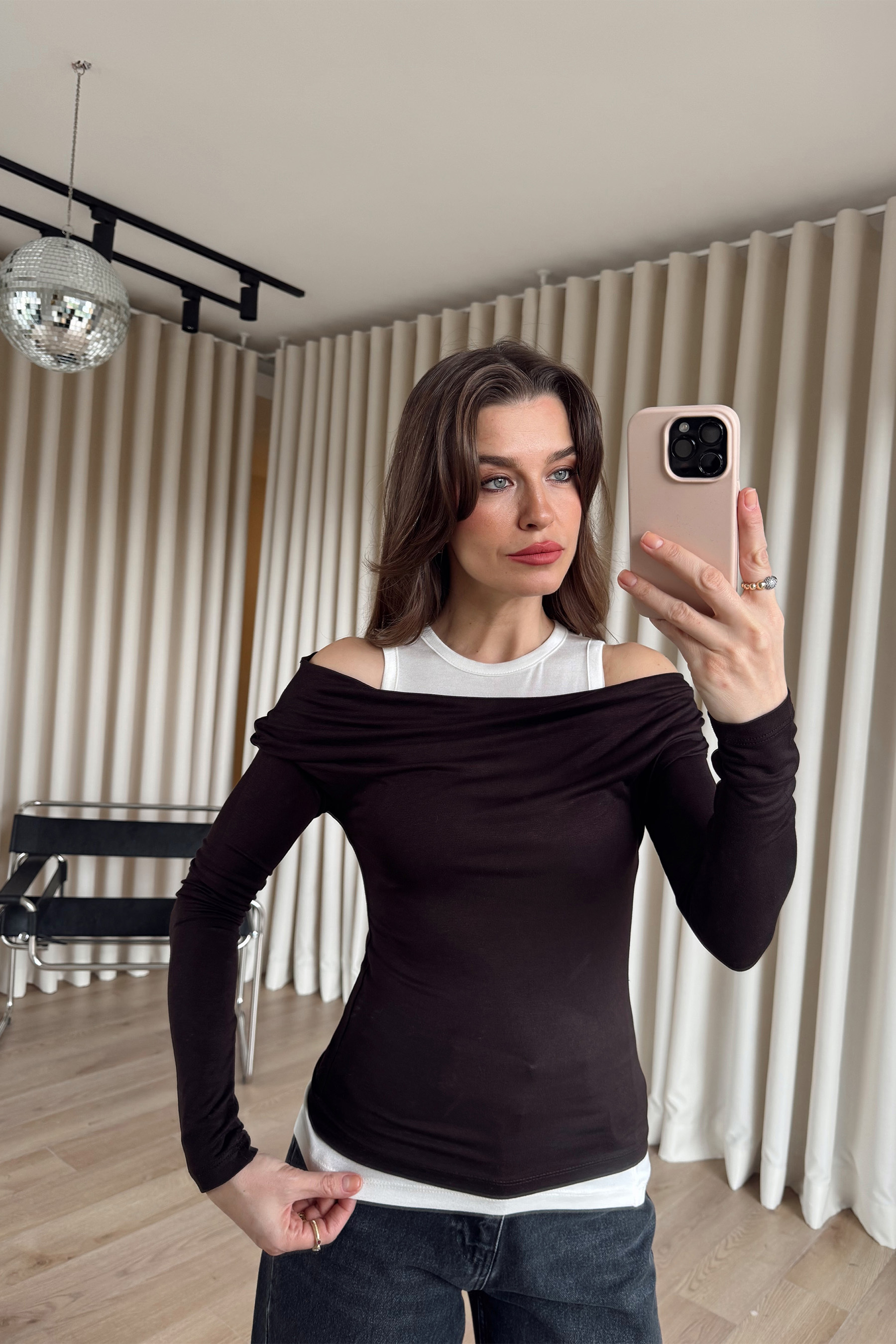 Kahverengi Beyaz Omzu Açık Atlet Detaylı Bluz