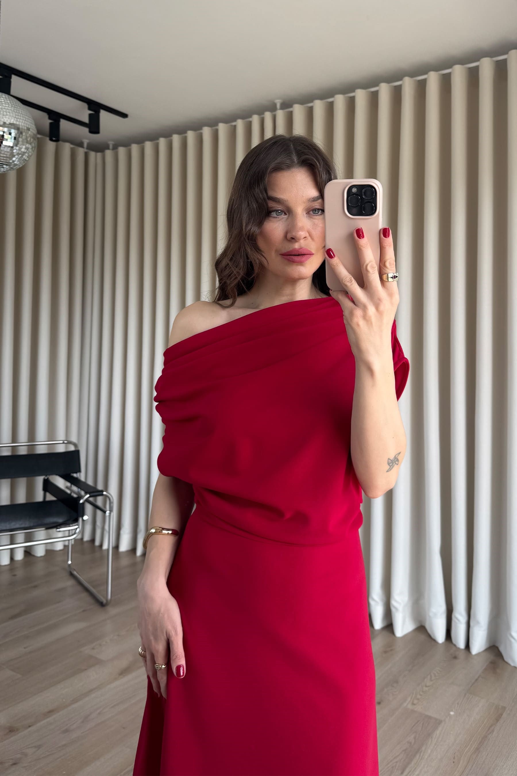 Kırmızı Asimetrik Kesim Kayık Yaka Elbise