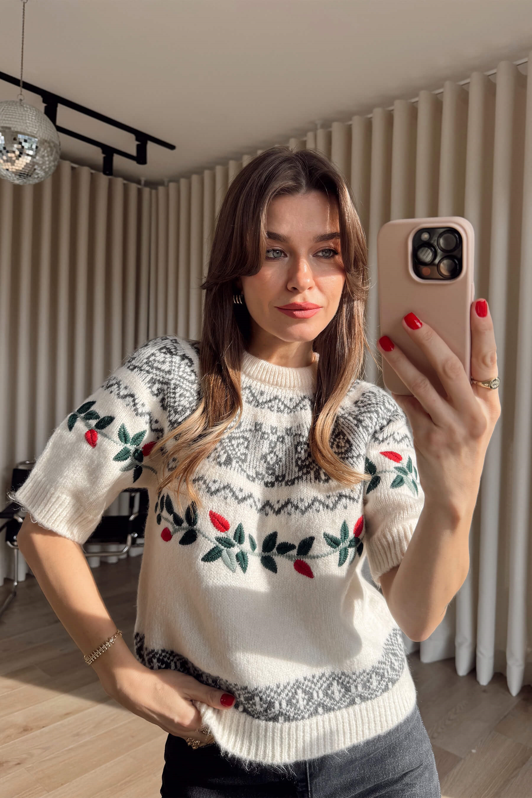 Krem Yaprak Nakışlı Kazak