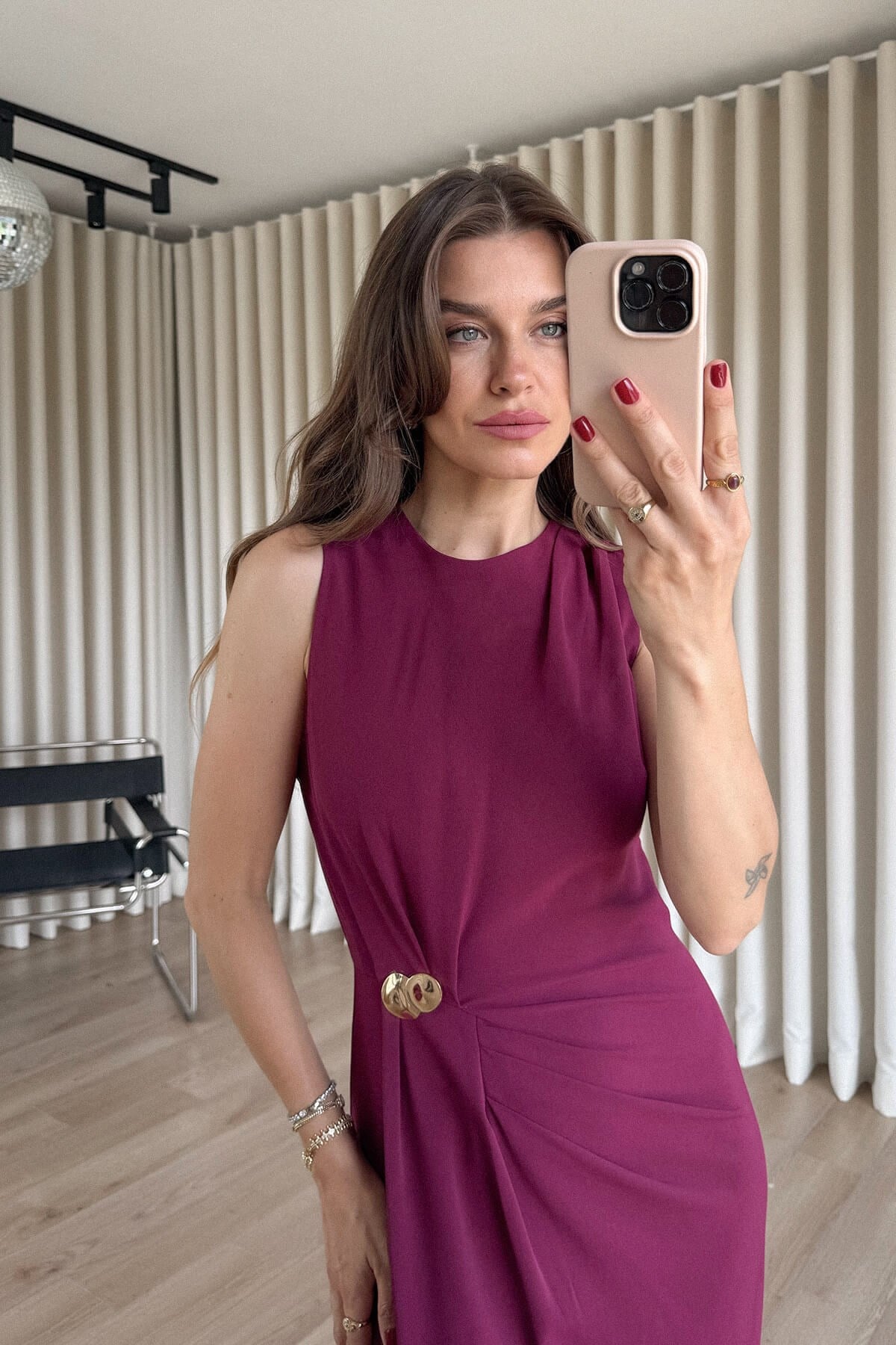 Mürdüm Beli Büzgülü Toka Detaylı Yırtmaçlı Elbise