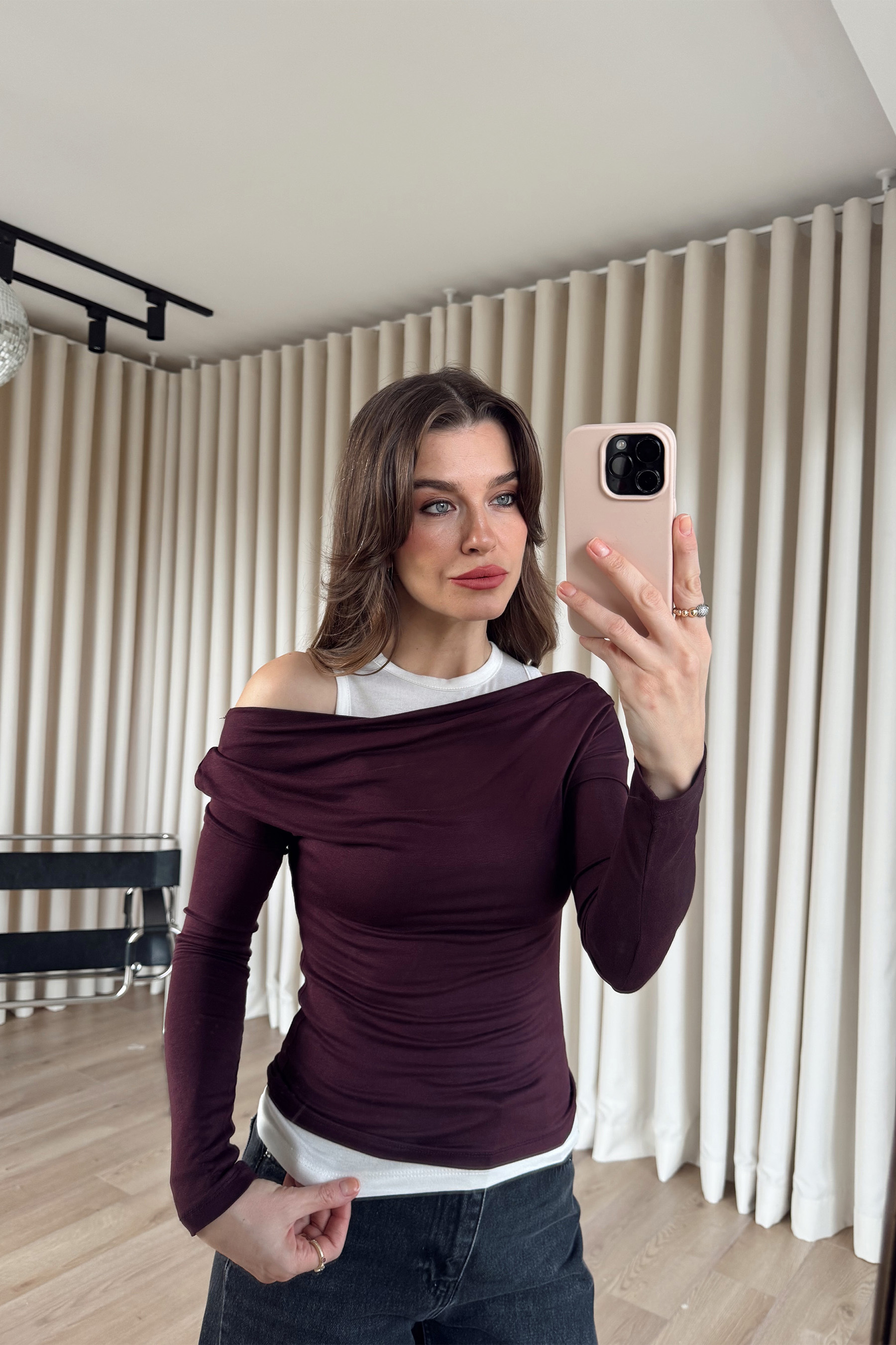 Mürdüm Beyaz Omzu Açık Atlet Detaylı Bluz