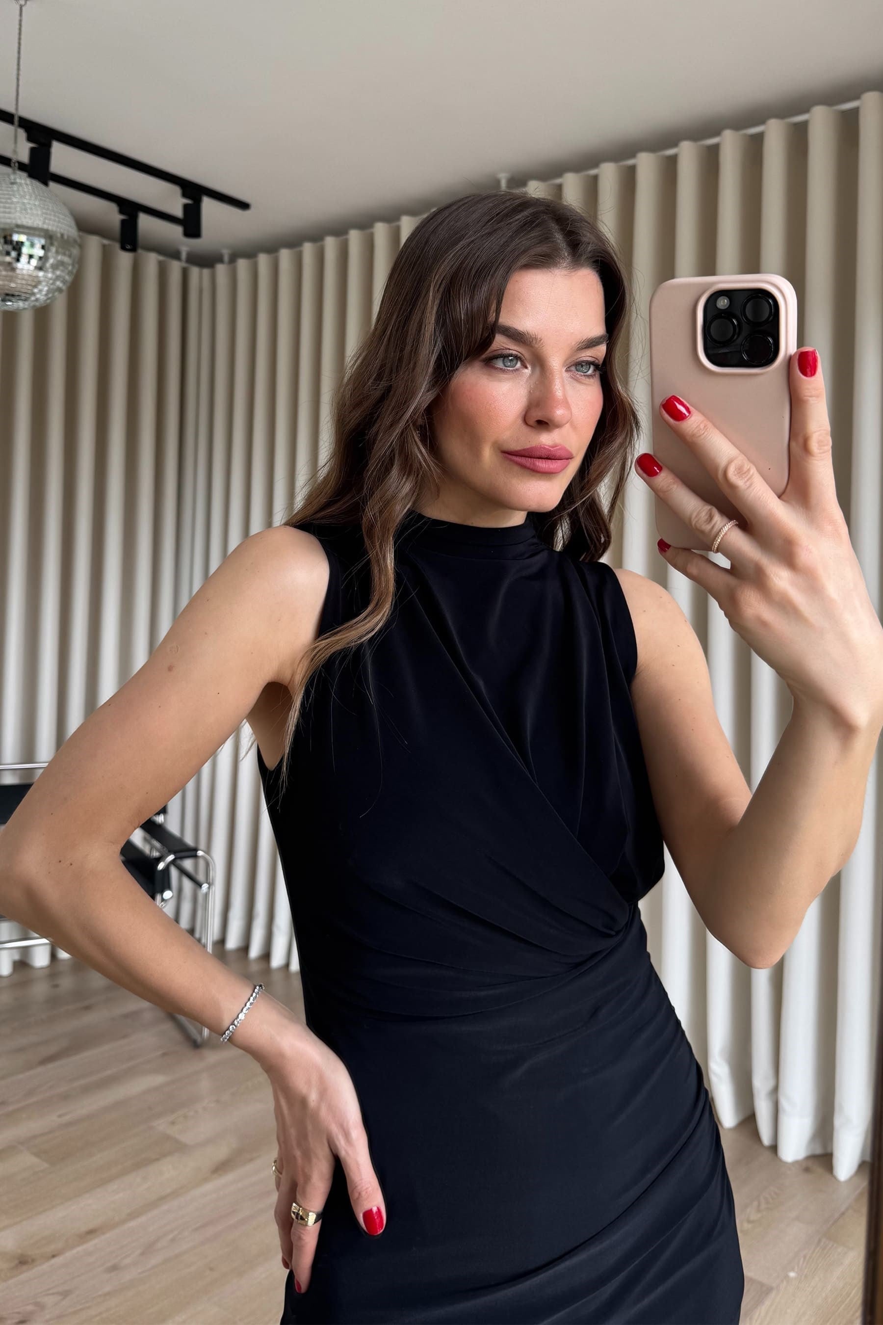 Siyah Beli Drapeli Sıfır Kollu Yırtmaçlı Maxi Boy Elbise