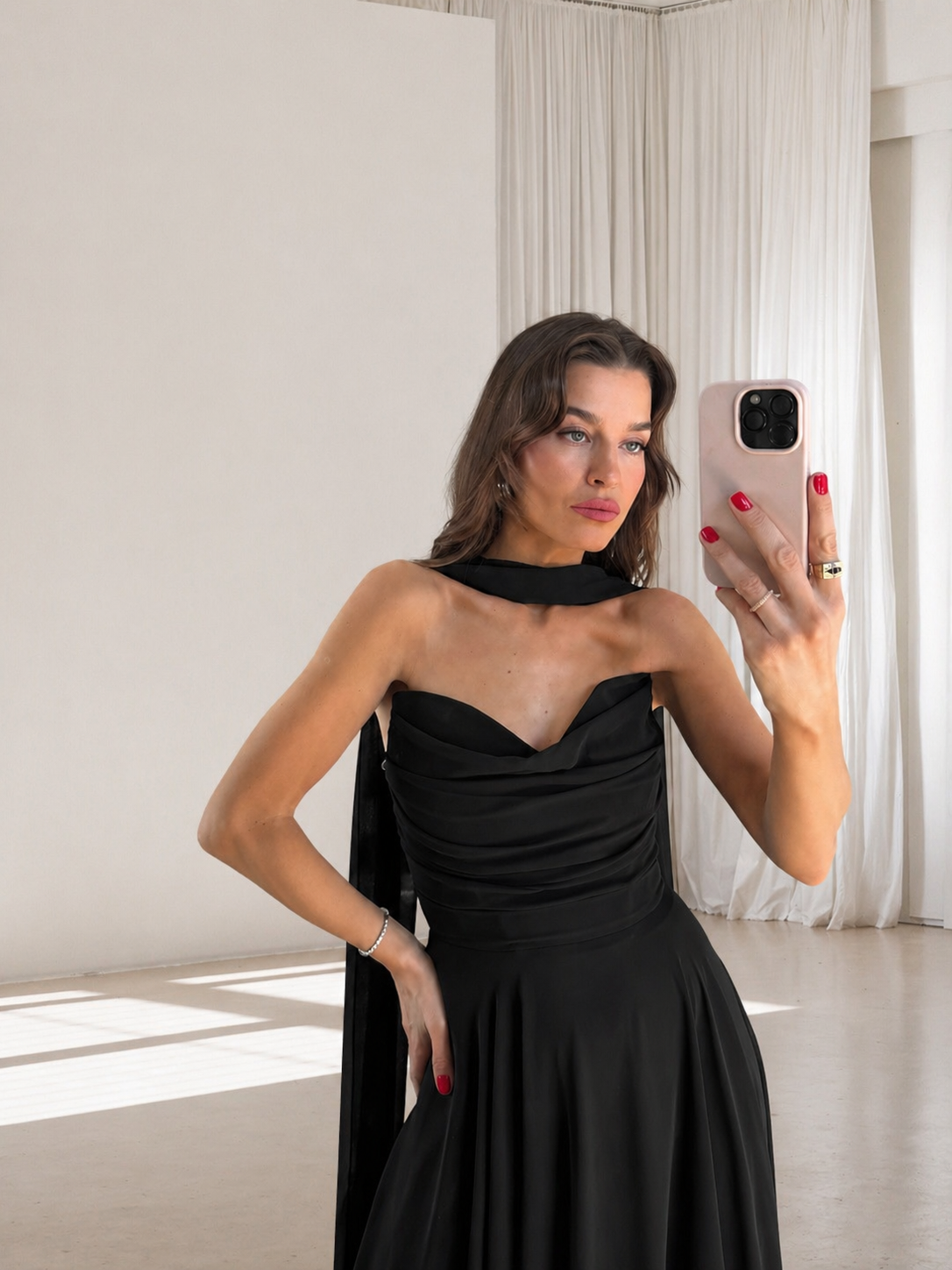 Siyah Drapeli Straplez Şallı Abiye Elbise. ÖN SİPARİŞ AÇILMIŞTIR. KARGOYA 9 MAYIS CUMARTESİ GÜNÜ VERİLECEKTİR.