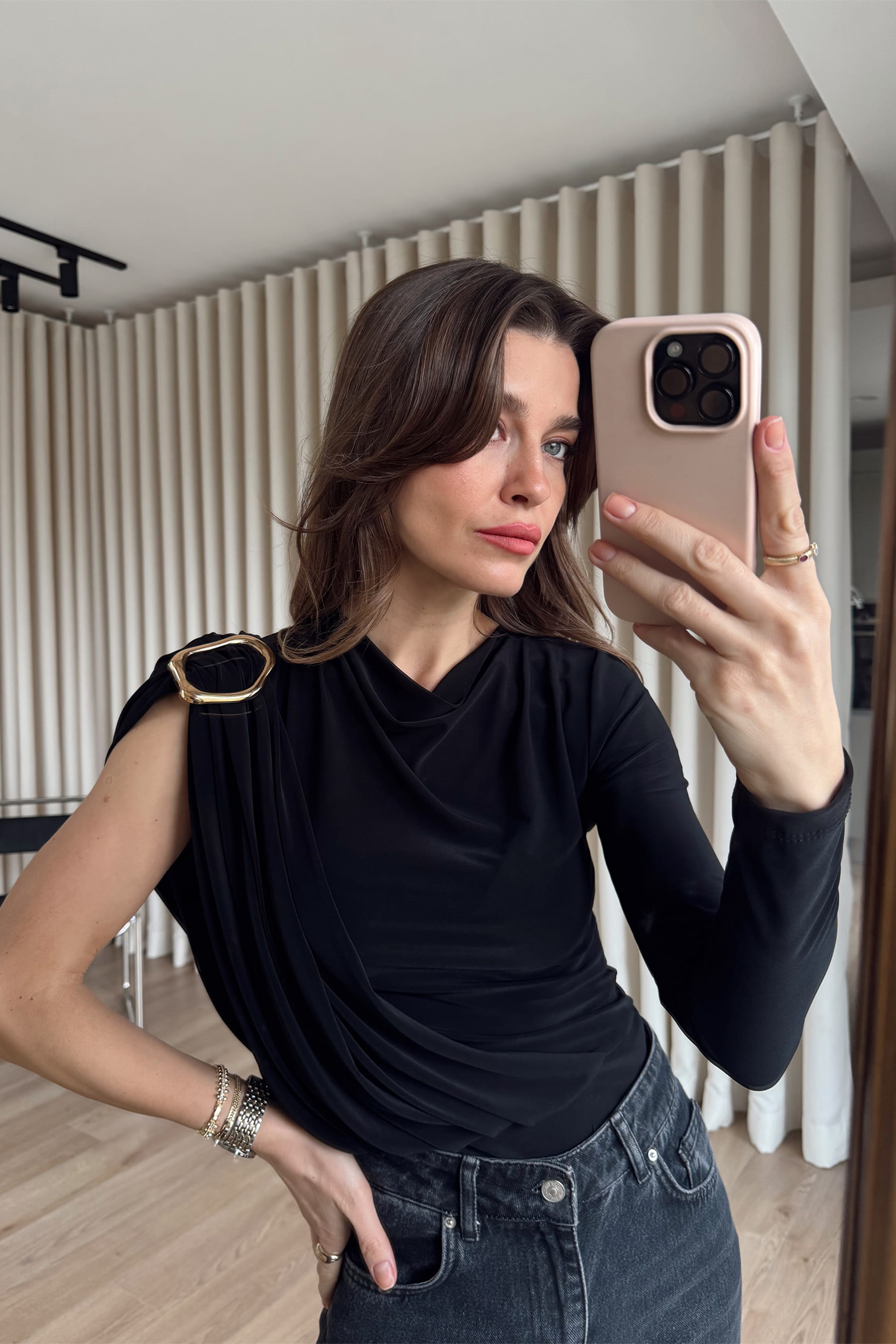 Siyah Tek Omuz Gold Toka Detaylı Bluz