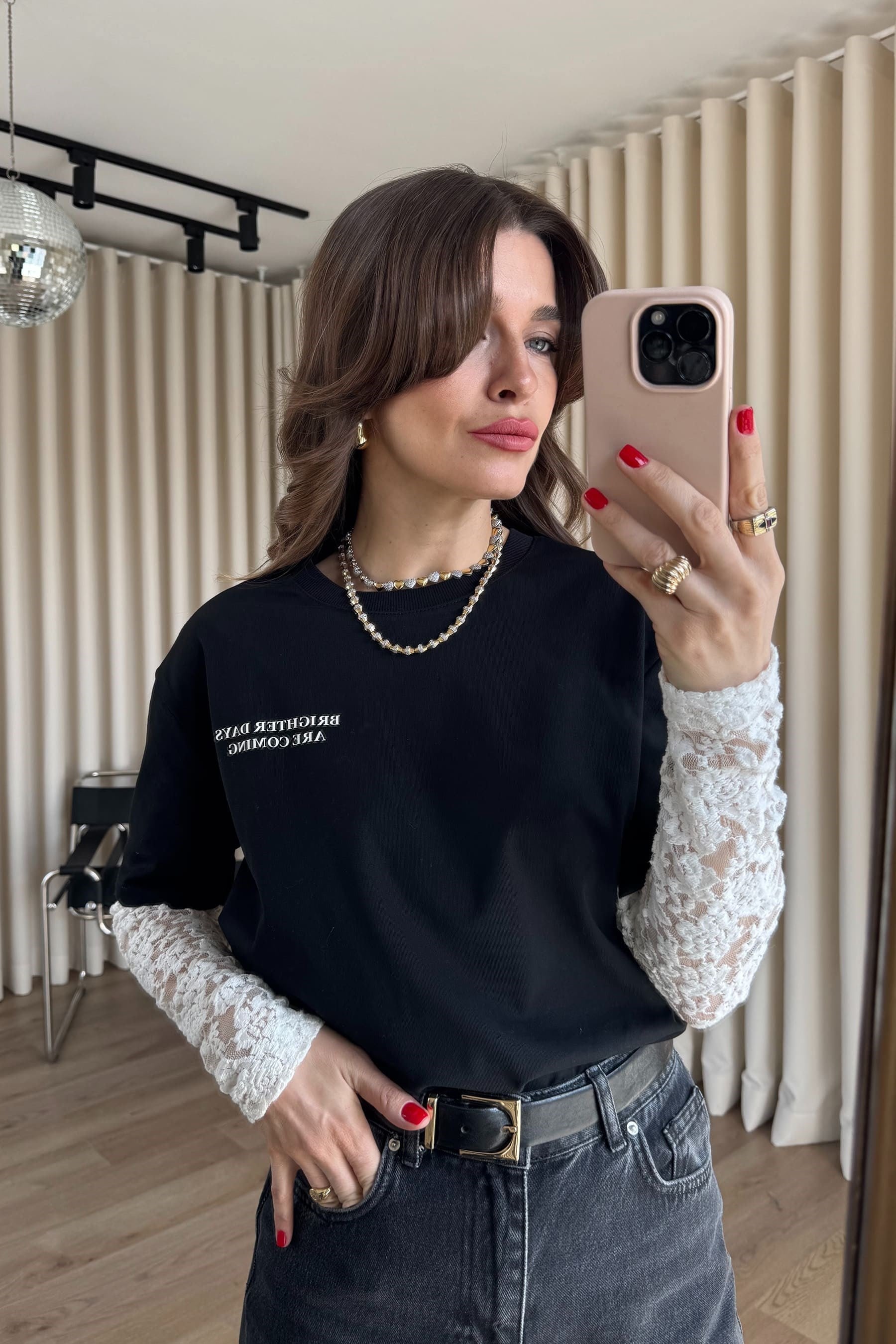 Siyah Yazı Baskılı Kolları Beyaz Dantelli Bluz