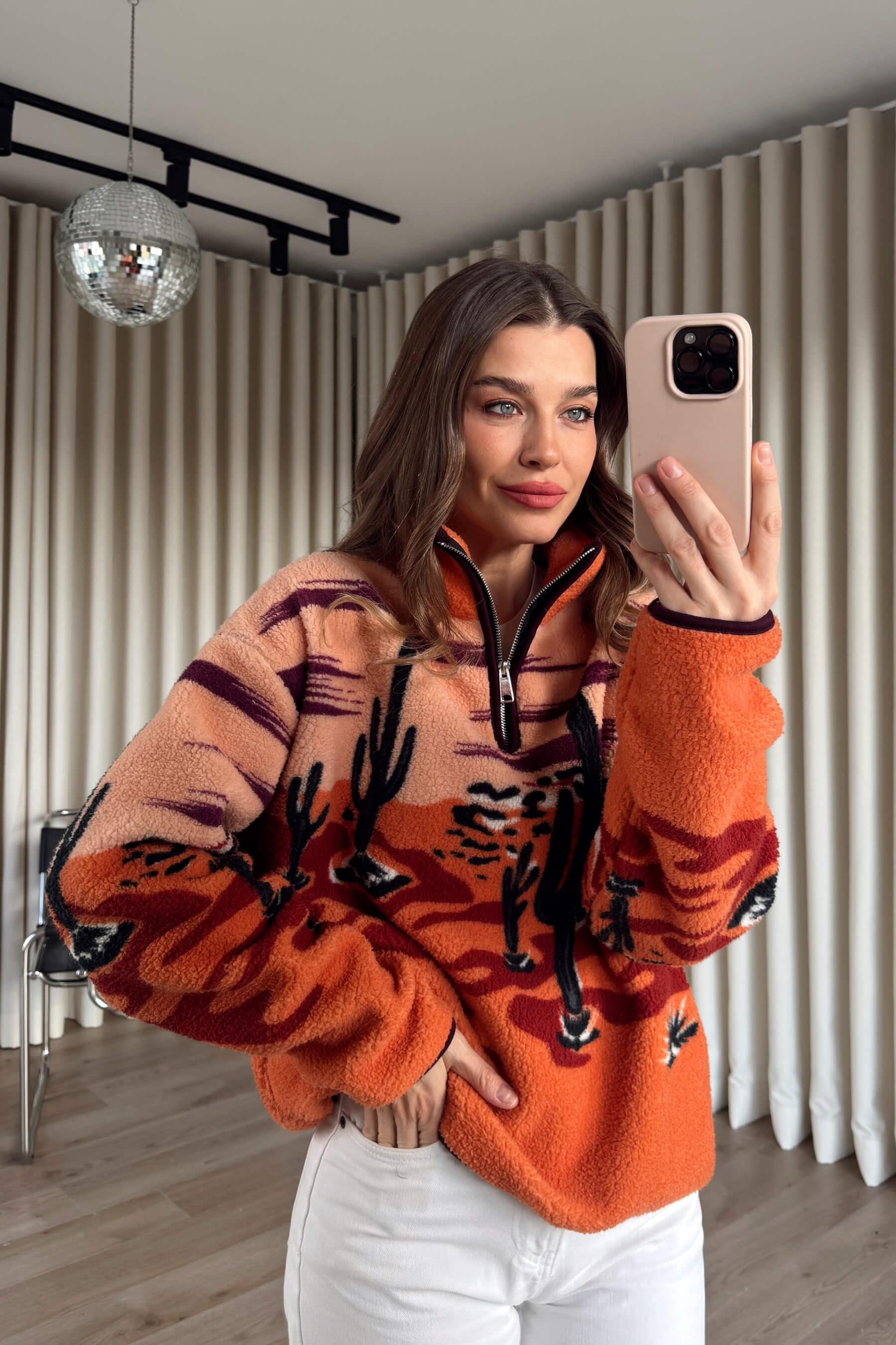 Turuncu Yarım Fermuarlı Çöl Desen Oversize Peluş Sweatshirt. ÖN SİPARİŞ AÇILMIŞTIR. 17 OCAK CUMARTESİ STOK GİRİŞ TARİHİDİR