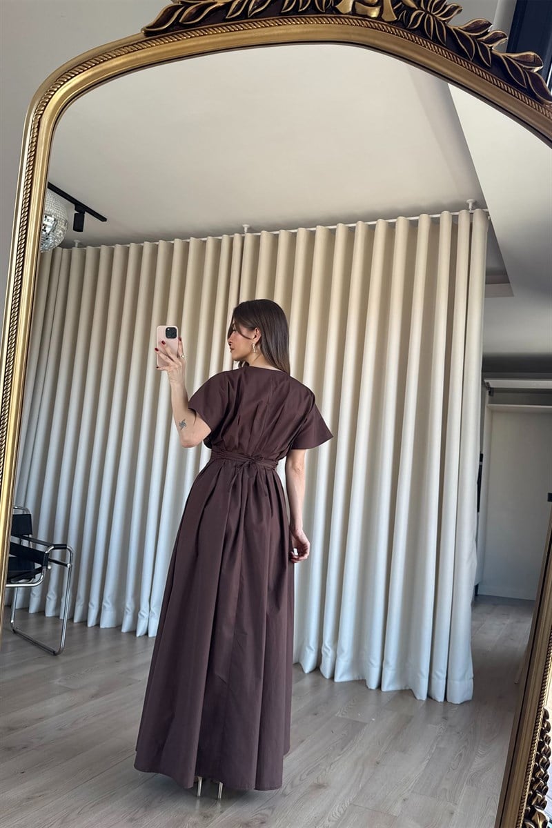 Kahverengi Beli Bağcık Detaylı Pileli Maxi Boy Düğmeli Elbise