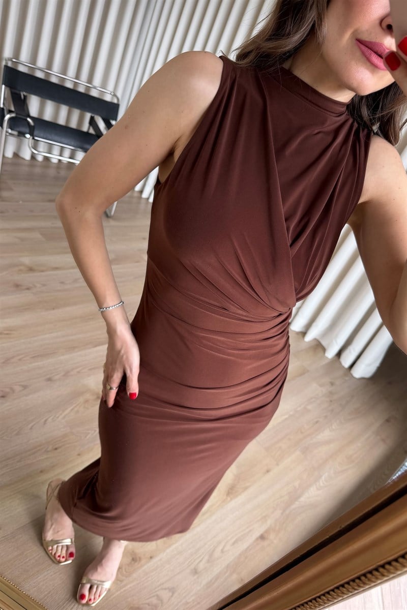 Kahverengi Beli Drapeli Sıfır Kollu Yırtmaçlı Maxi Boy Elbise