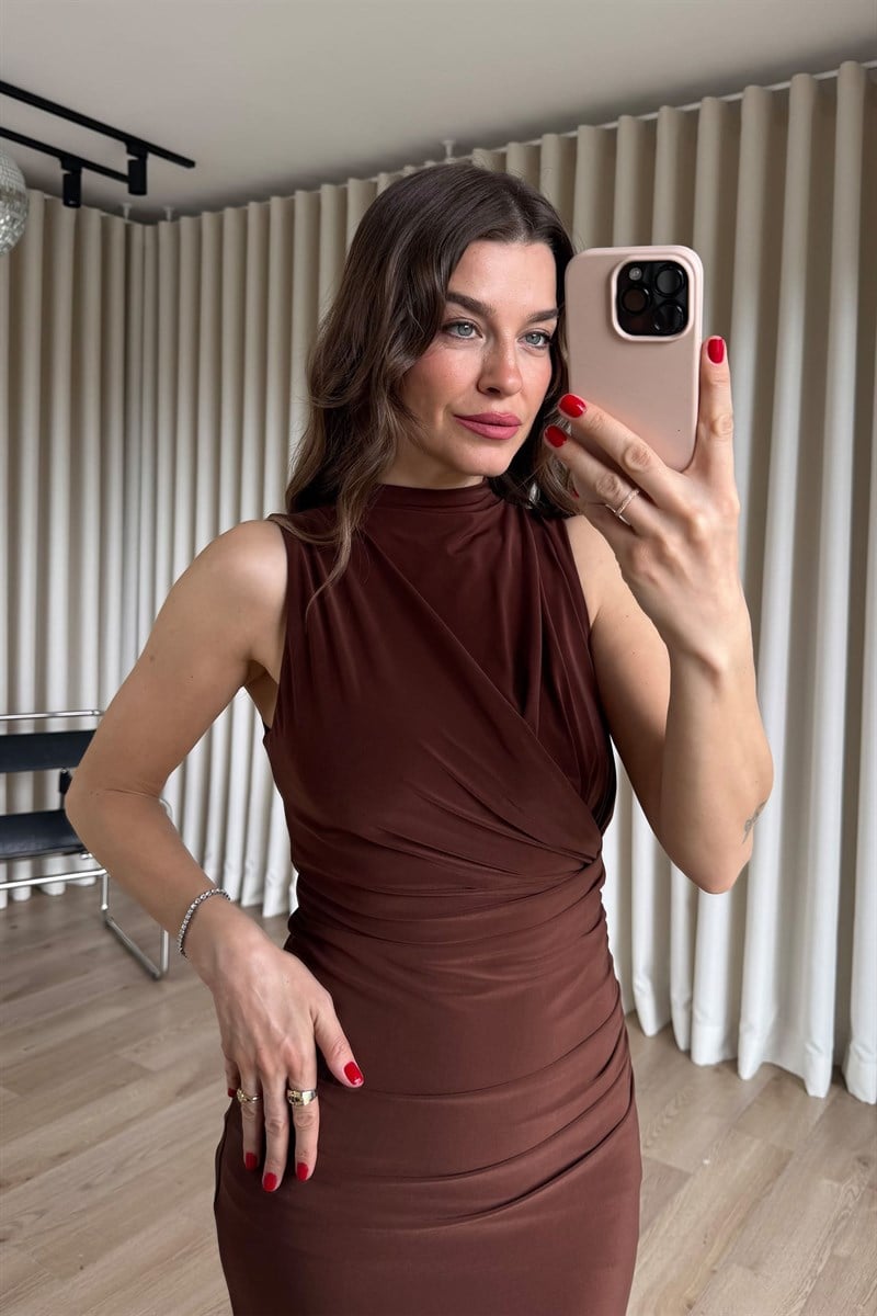 Kahverengi Beli Drapeli Sıfır Kollu Yırtmaçlı Maxi Boy Elbise