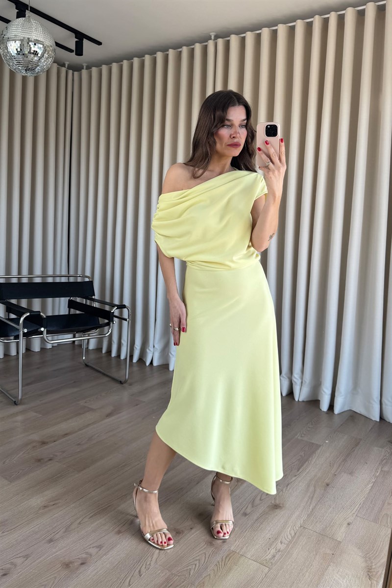 Sarı Asimetrik Kesim Kayık Yaka Elbise