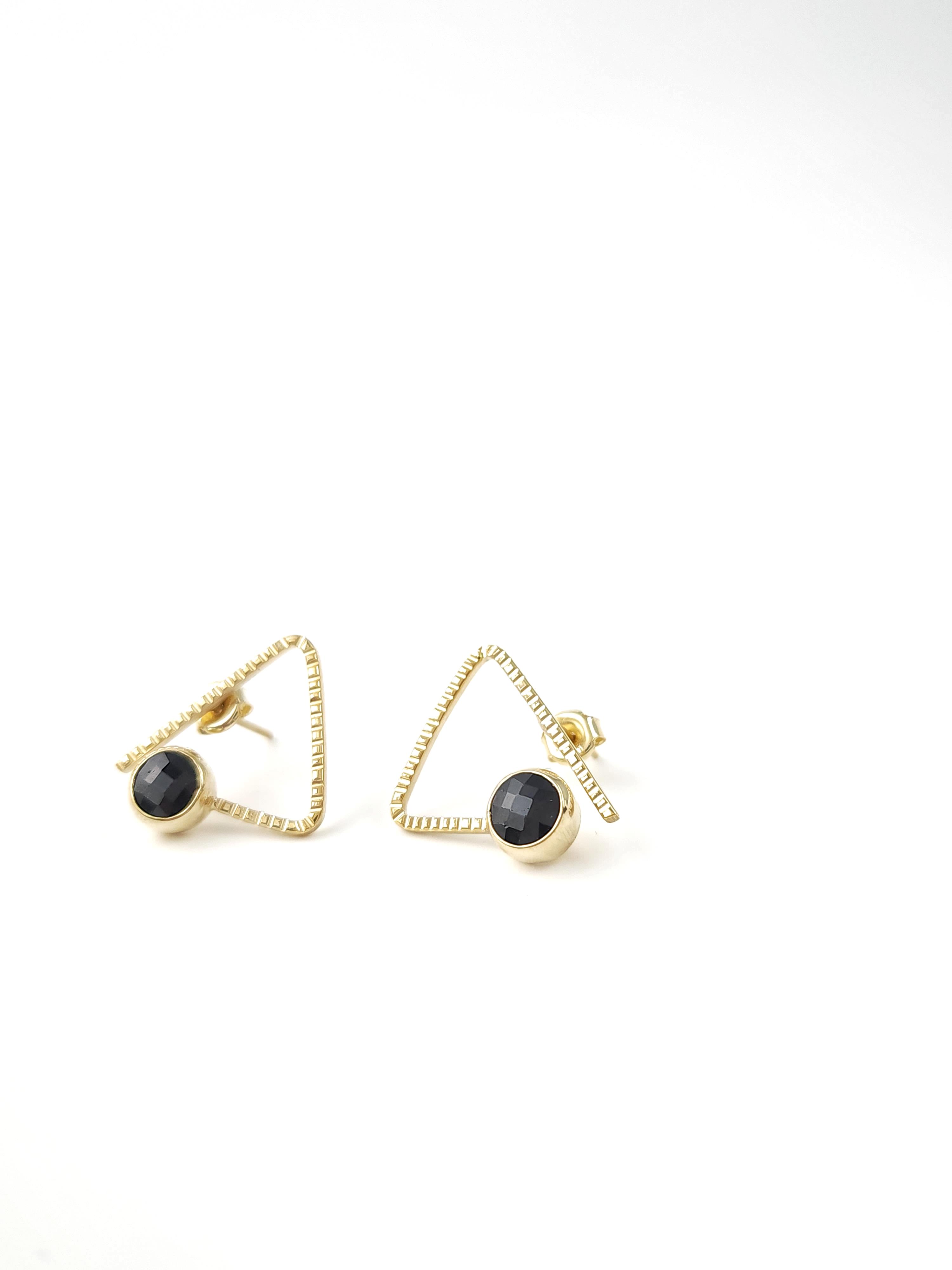 Doğaltaş Piramit Küpe