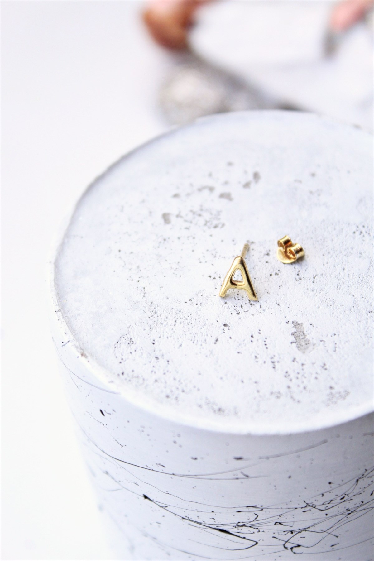 Tek Harf Çivi Küpe