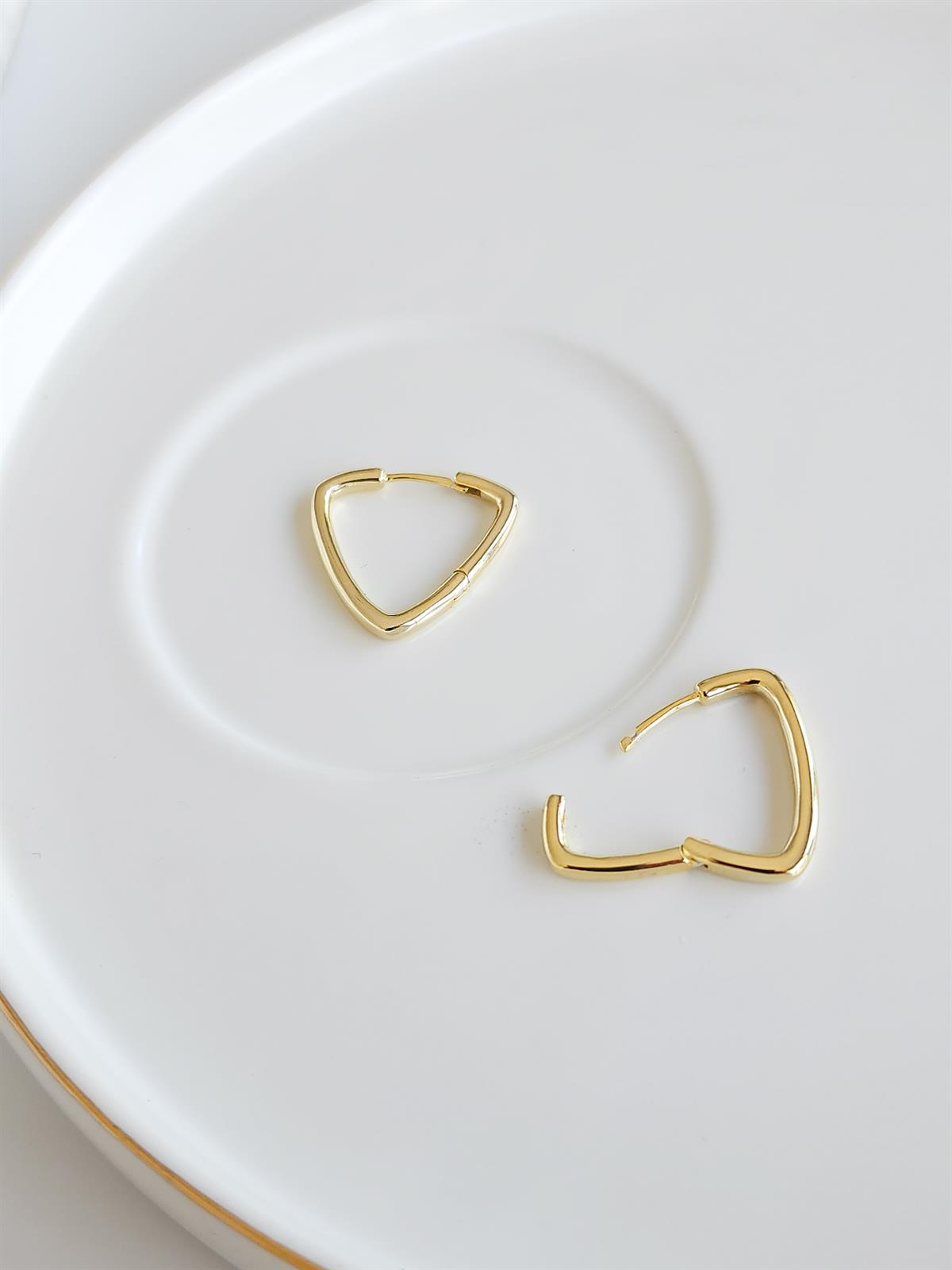 V Küpe