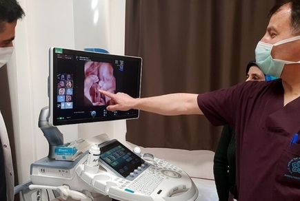 Anne karnındaki bebeğin hareketlerini hisseden hamile kadın