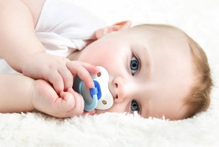 Bebeklerde emzik kullanımı ve kauçuk emzik seçimi