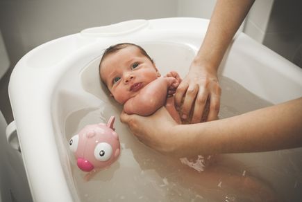 bebek banyosu adımları ve güvenli bebek yıkama rehberi