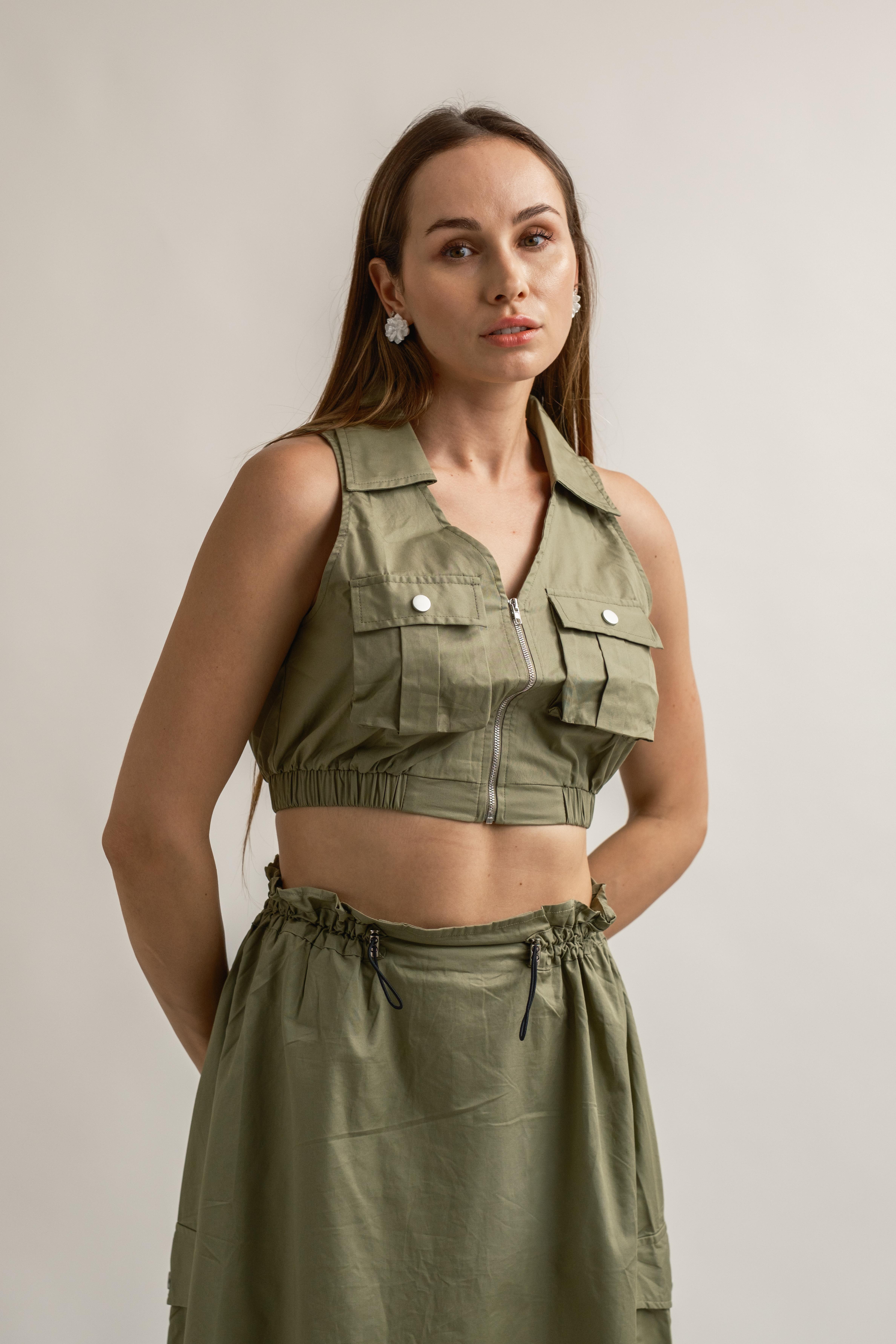 CEPLİ YAKALI CROP YELEK