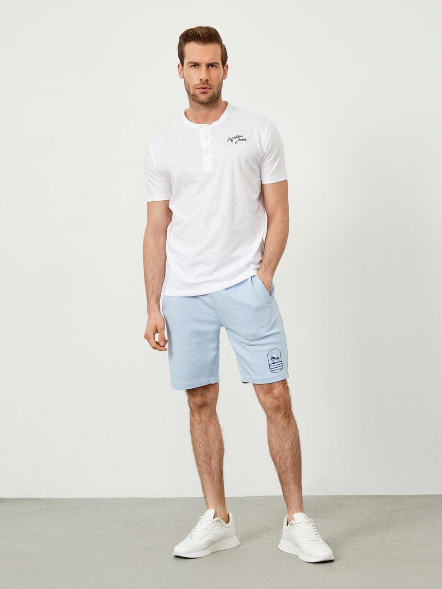 DÜĞMELİ BASKILI TİŞÖRT