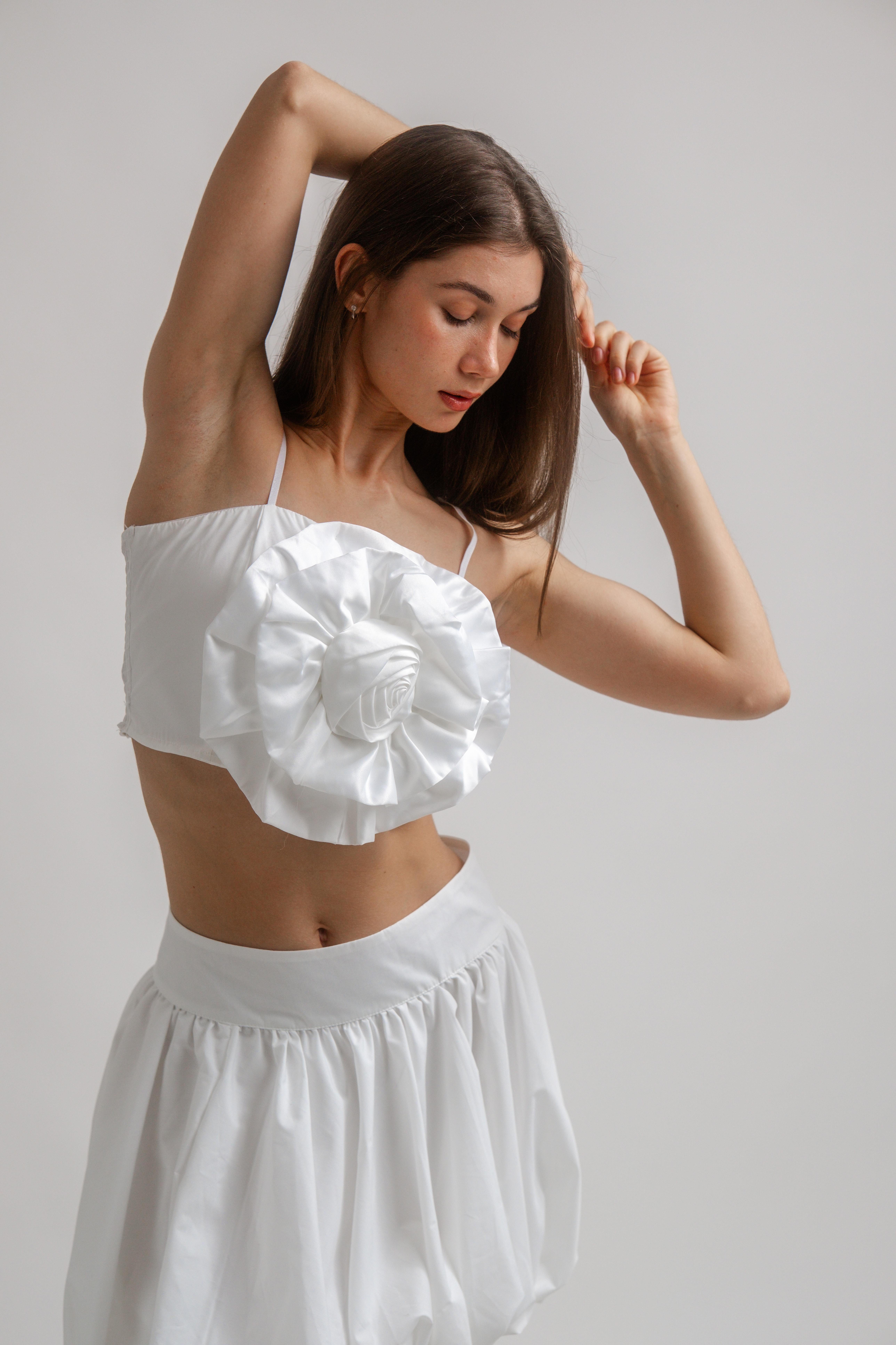 GÜL KABARTMALI ASKILI CROP