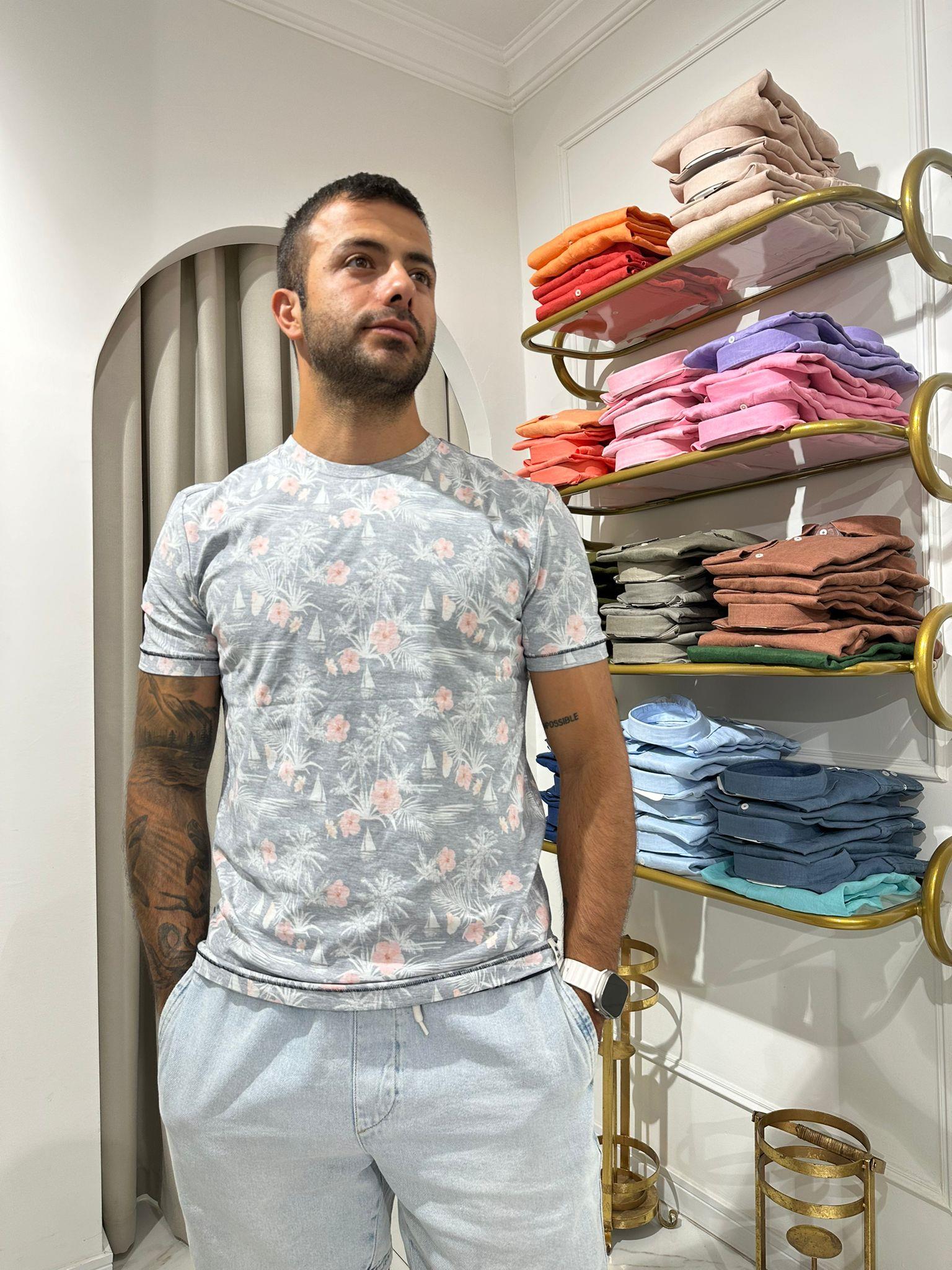 HİBİSKUS ÇİÇEĞİ DESENLİ ERKEK T-SHIRT