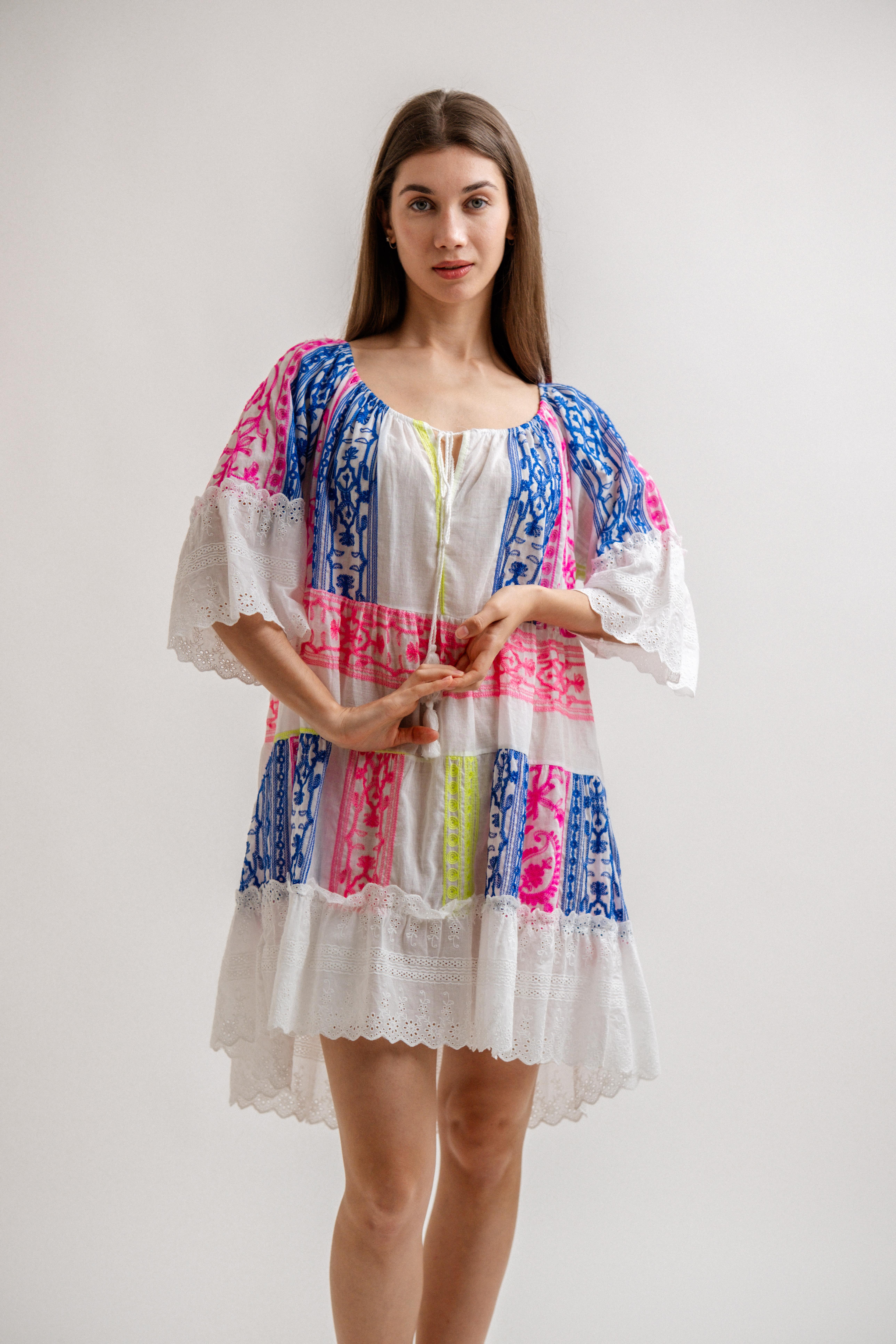 YAKASI LASTİKLİ DANTELLİ KISA ELBİSE