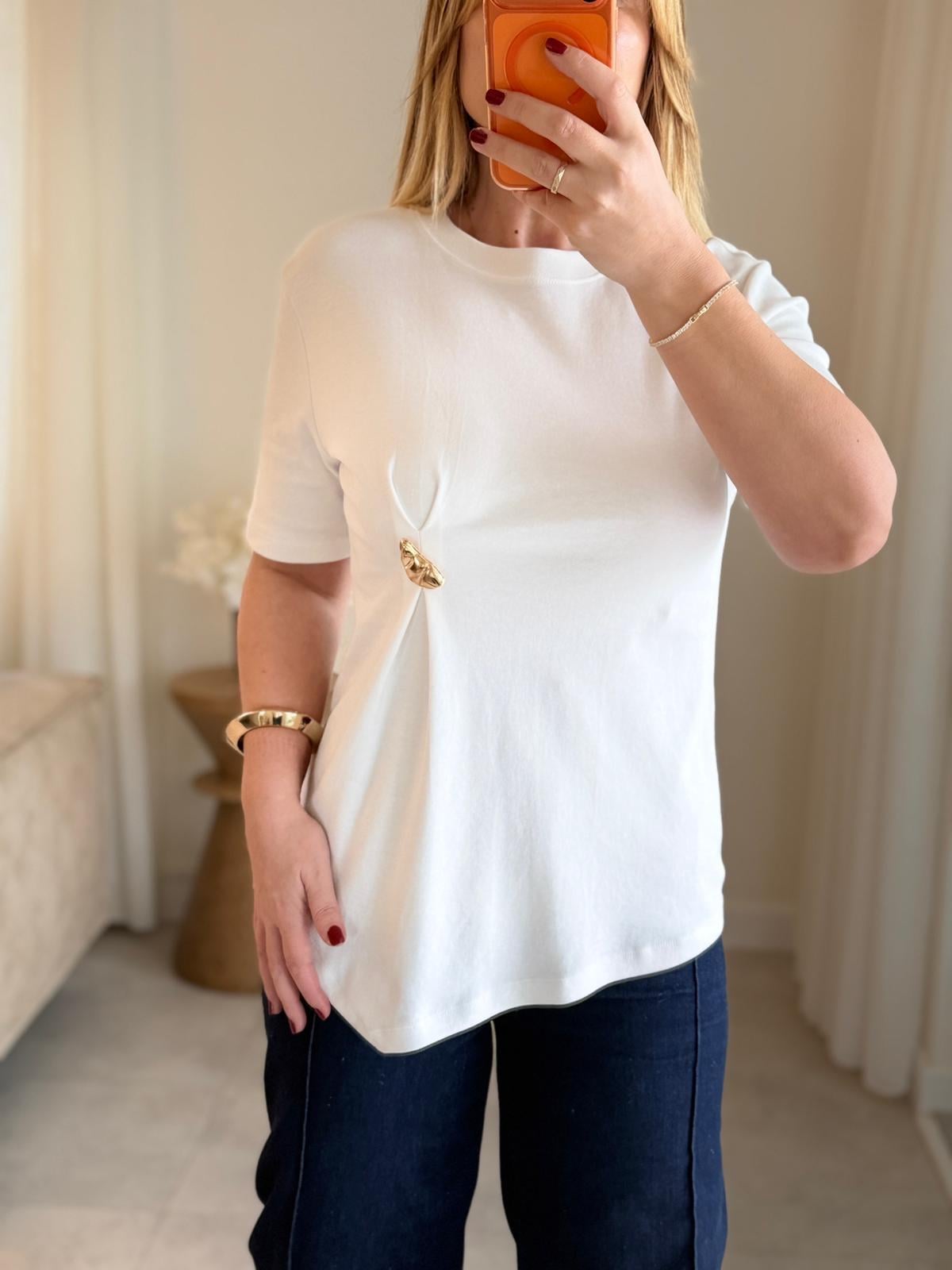 9010 Ekru RenkToka Detay Tişört