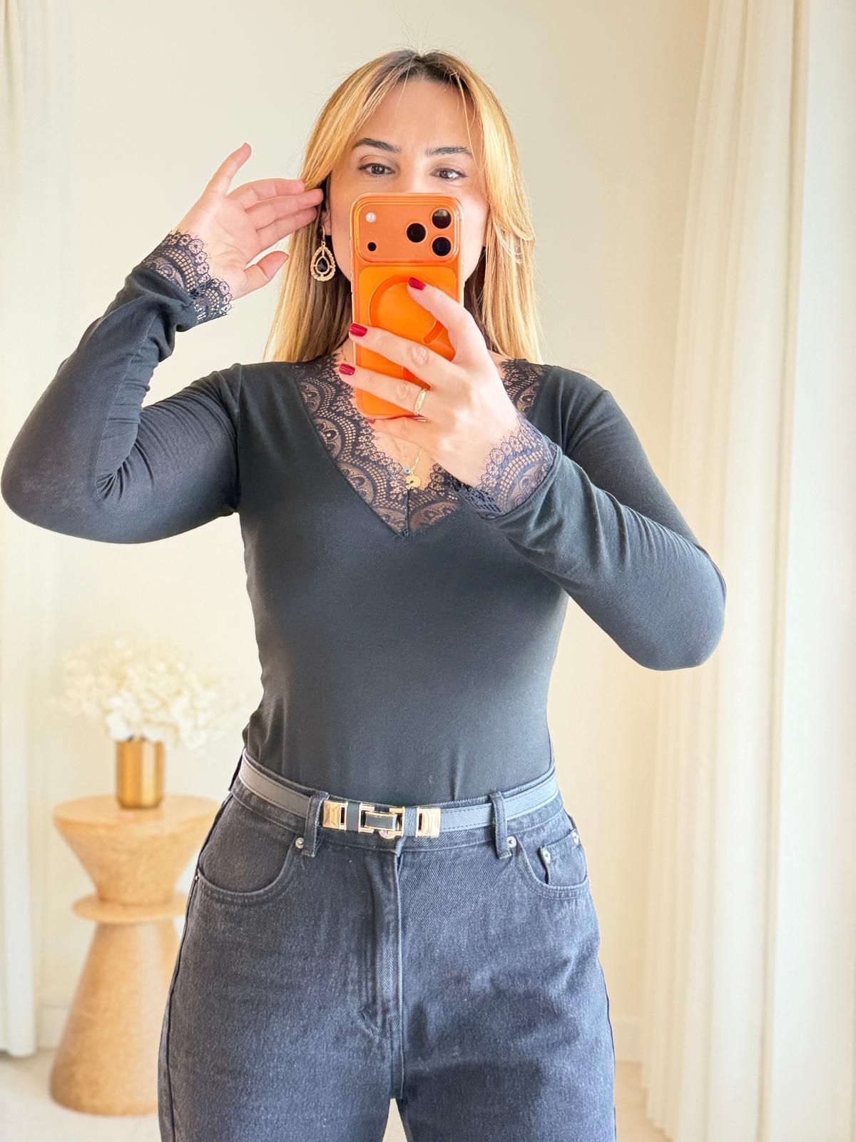 8996 Siyah Yaka Kol Detay Bluz