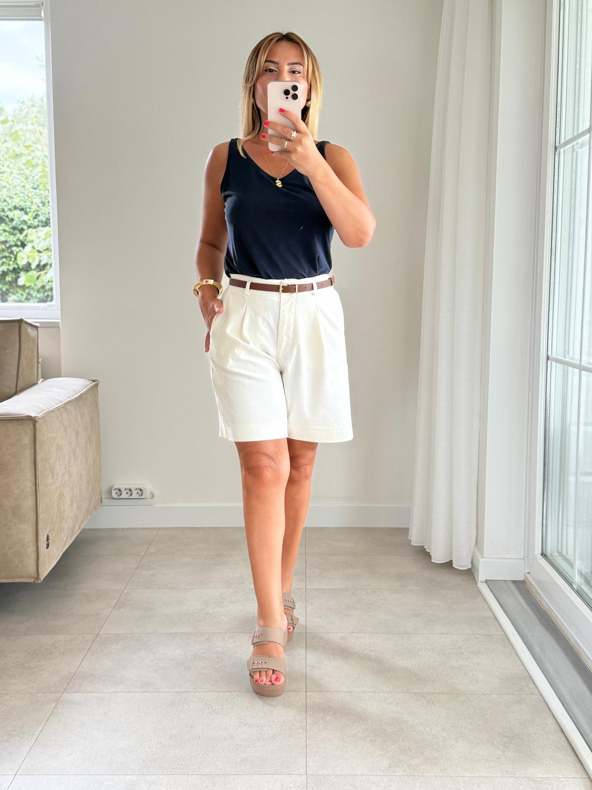 8355 Ekru Bel Lastikli Şort 