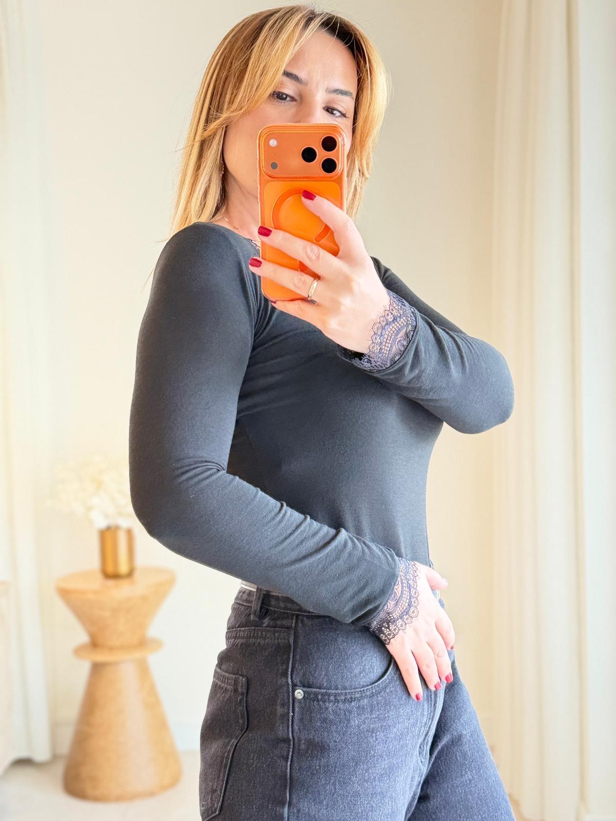 8996 Siyah Yaka Kol Detay Bluz