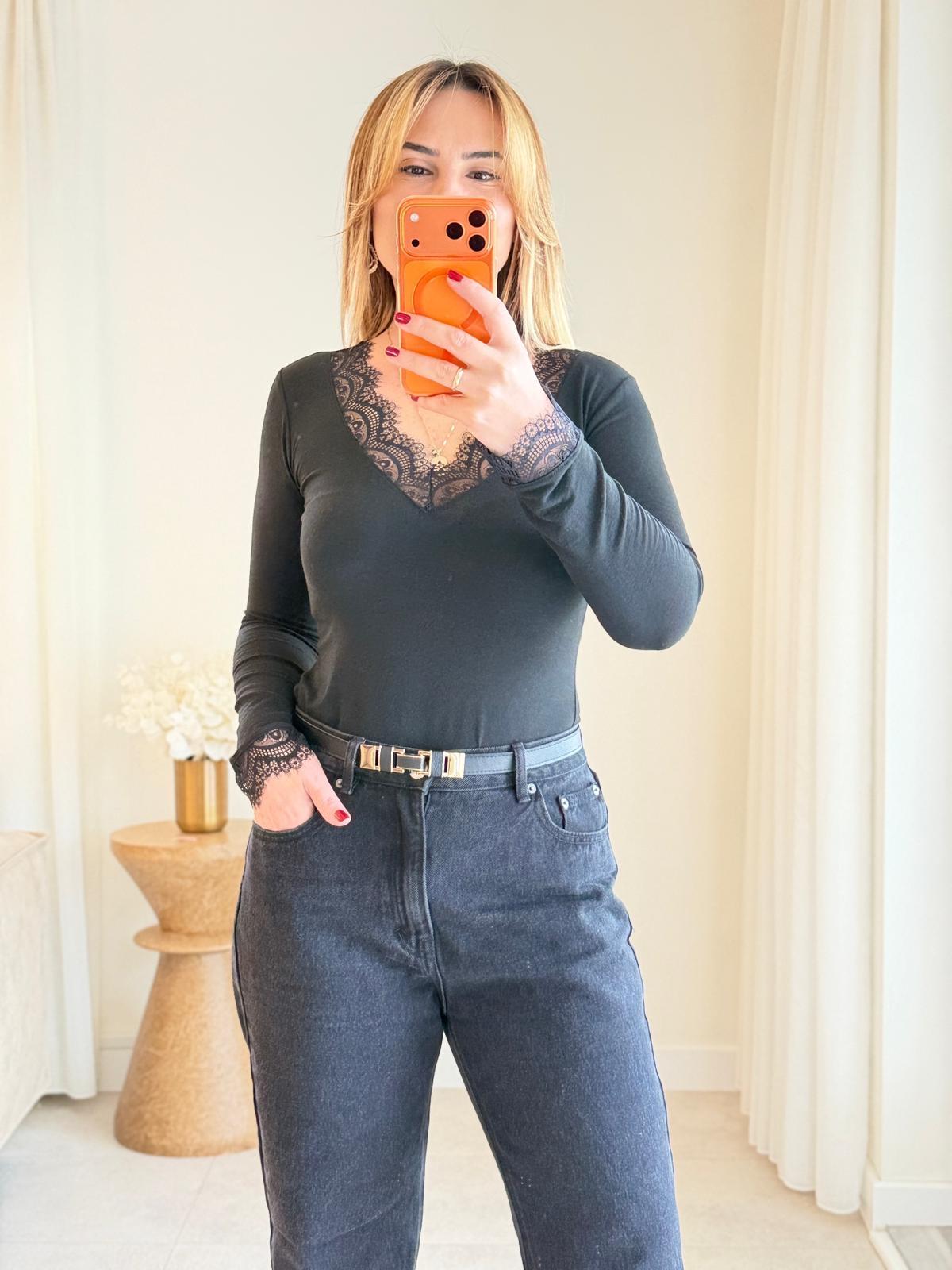 8996 Siyah Yaka Kol Detay Bluz