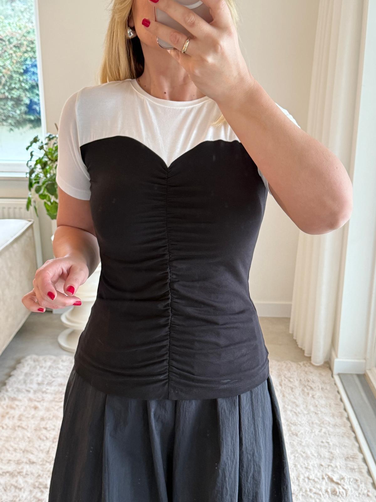 7478 Kalp Yaka Siyah Beyaz Tshirt