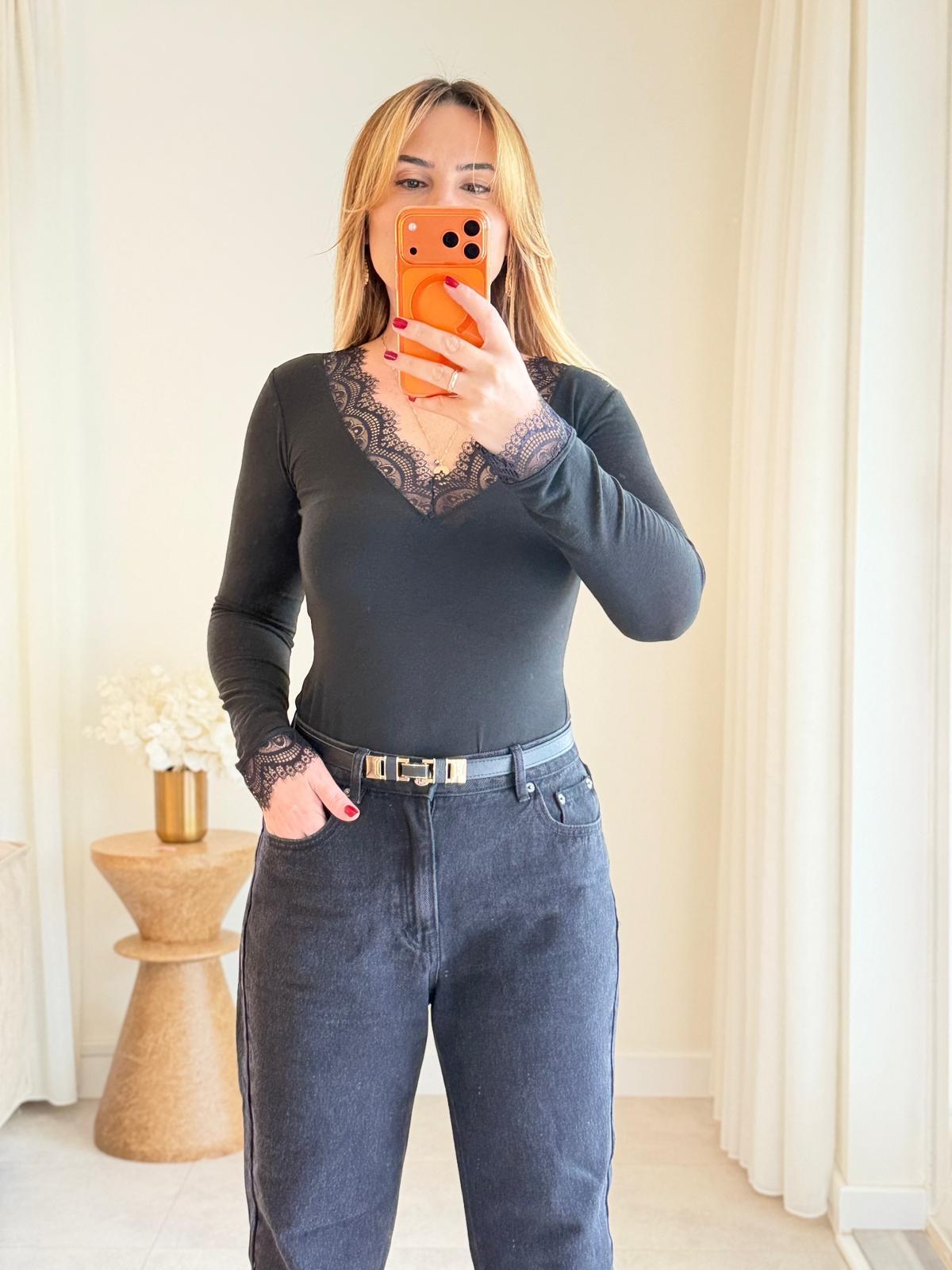 8996 Siyah Yaka Kol Detay Bluz