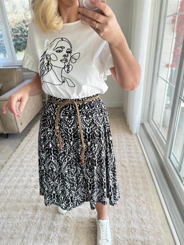 7275 Beyaz Volan Kol Nakış Tişört