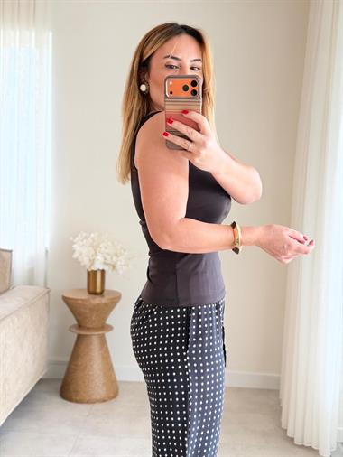 8973 Siyah Kare Yaka Atlet