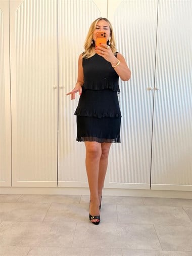 9490 Siyah Premium Kat Kat Piliseli Elbise