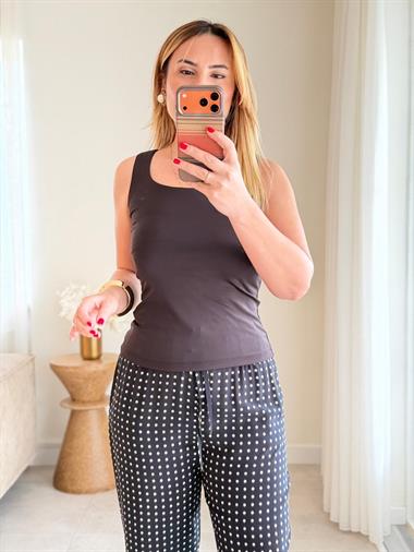 8973 Siyah Kare Yaka Atlet