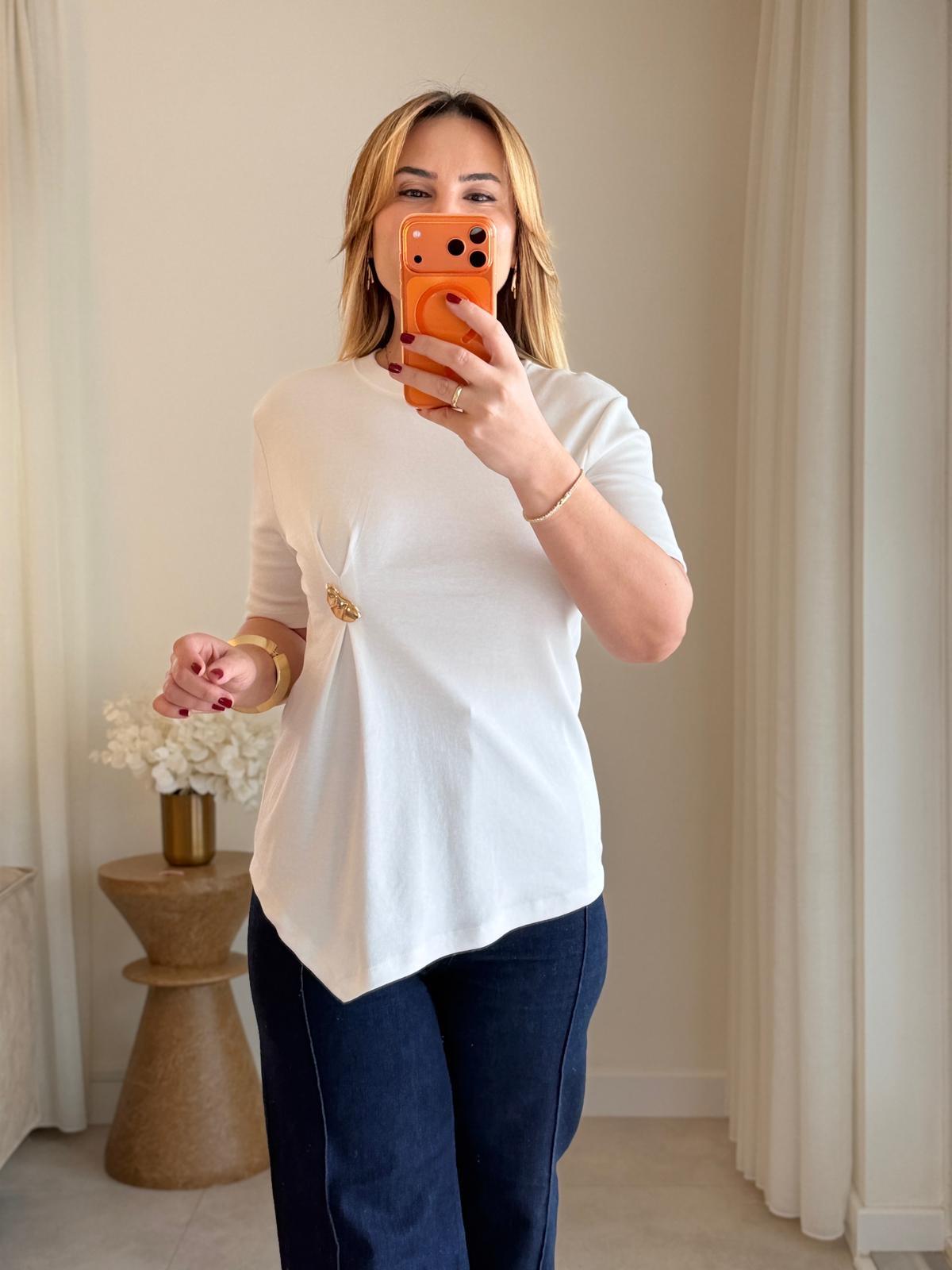 9010 Ekru RenkToka Detay Tişört