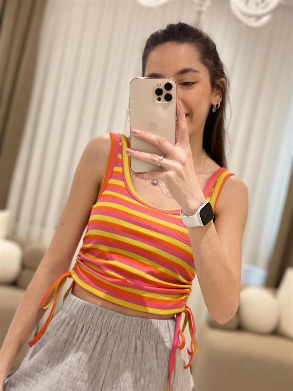 RENKLİ YAN BÜZGÜ T-SHİRT