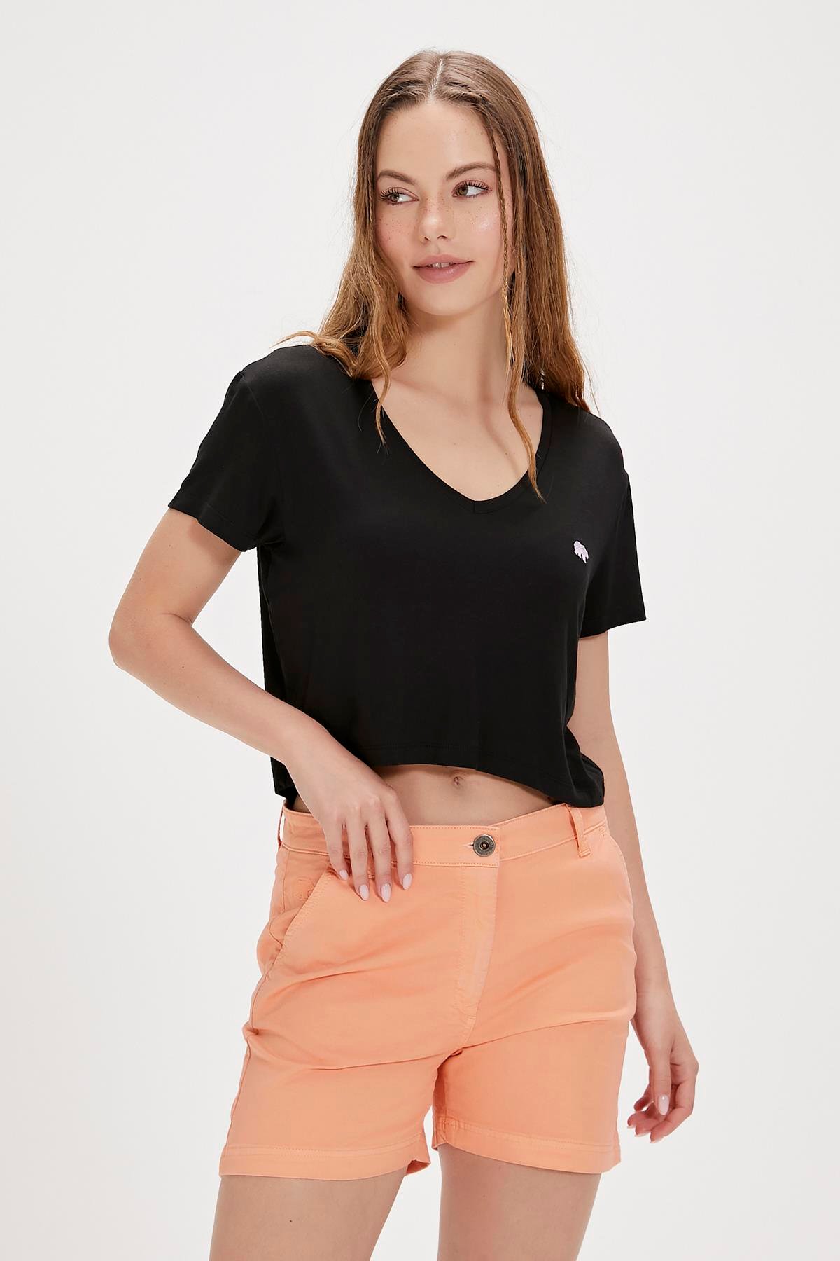 Menas Siyah V Yaka Kadın Tişört