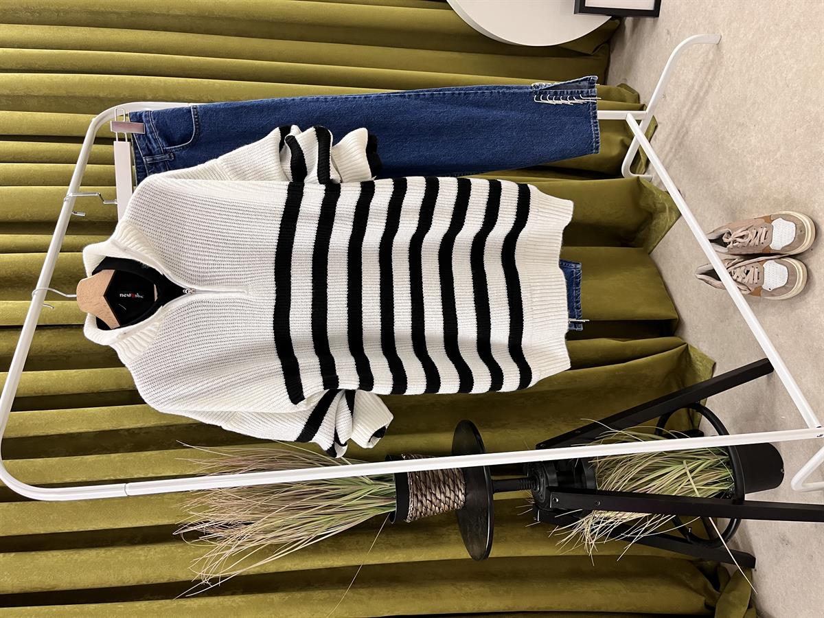 tş yakası fermuarlı çizgili kazak beyaz