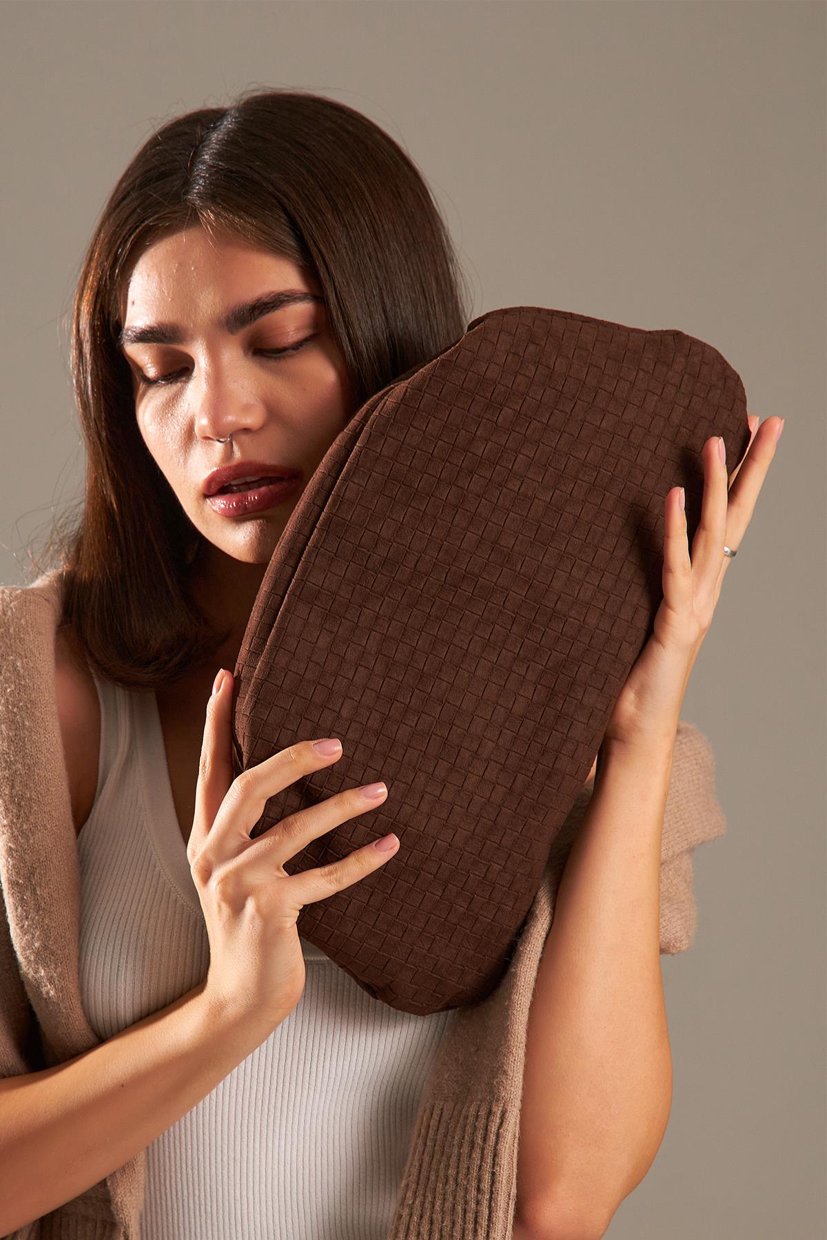 Acı Kahve Nubuk Deri Örgü Detaylı Portföy Clutch Çanta