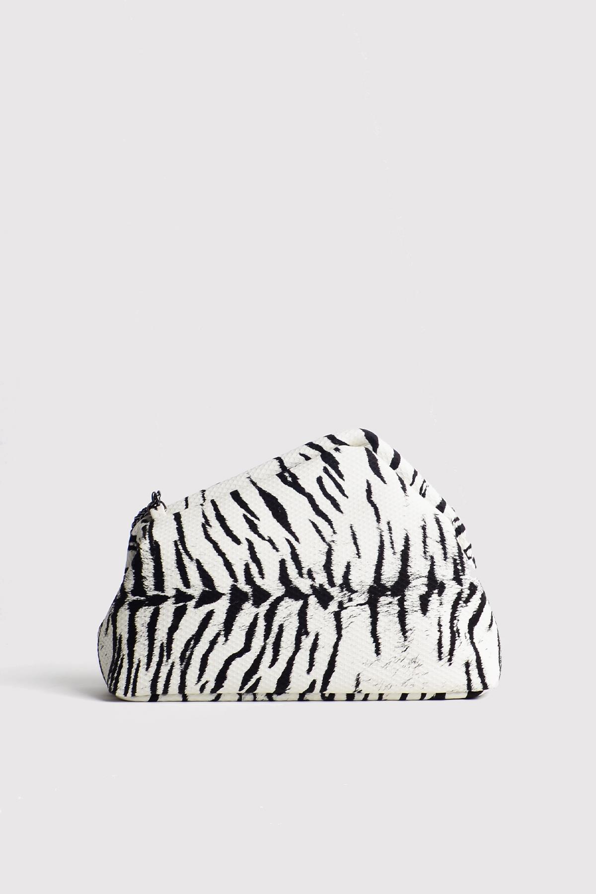 Beyaz Zebra Desenli Zincirli Omuz Çantası