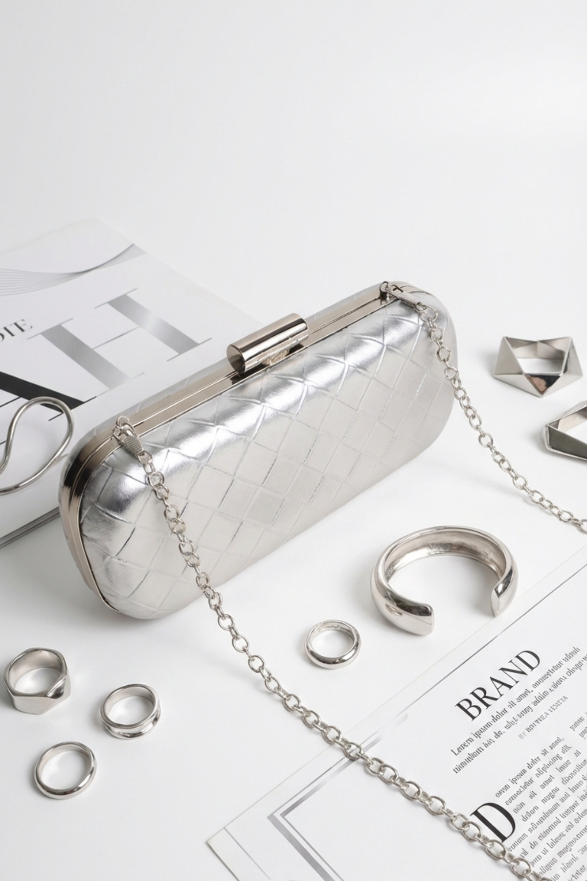 Gümüş Metalik Örgü Derili Zincirli Metal Kapaklı Clutch Çanta