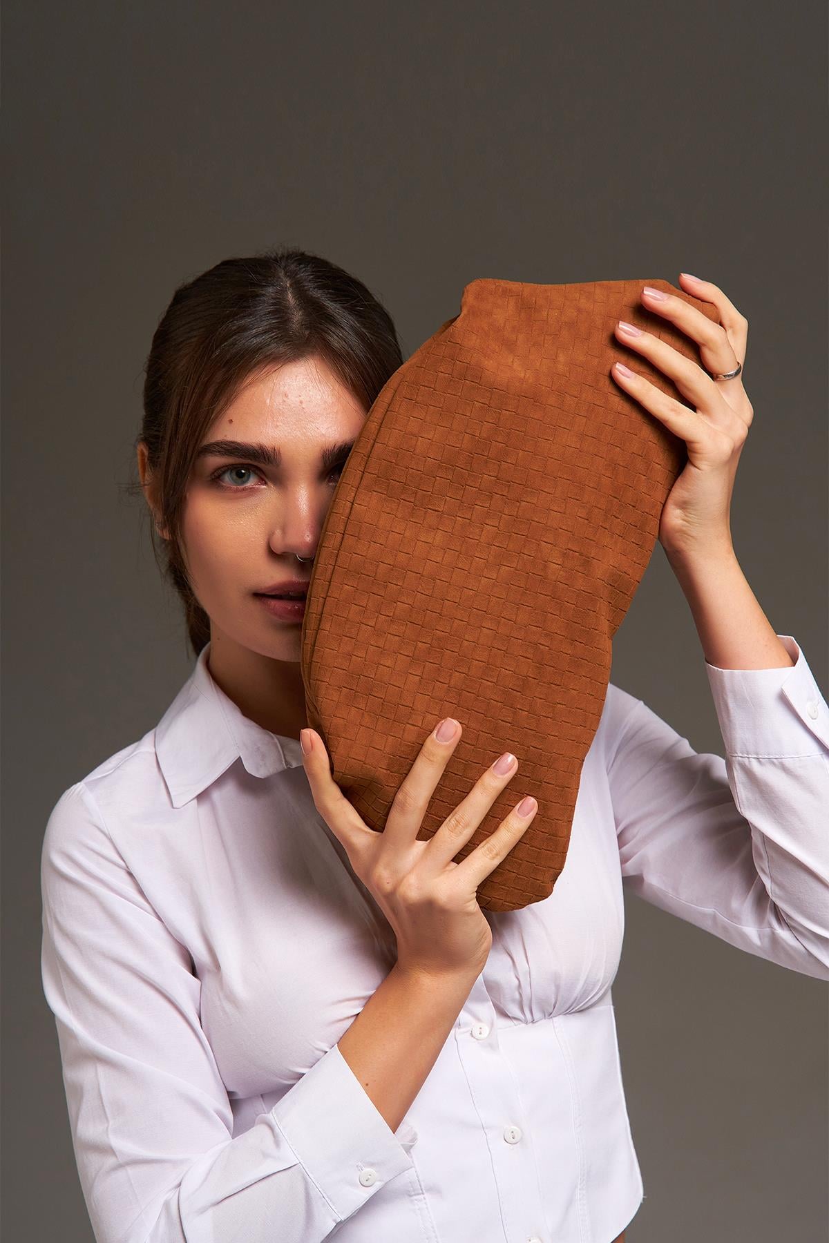 Taba Nubuk Deri Örgü Detaylı Portföy Clutch Çanta