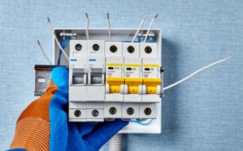 Güvenlikte İlk Adım: Kaçak Akım Rölesi.