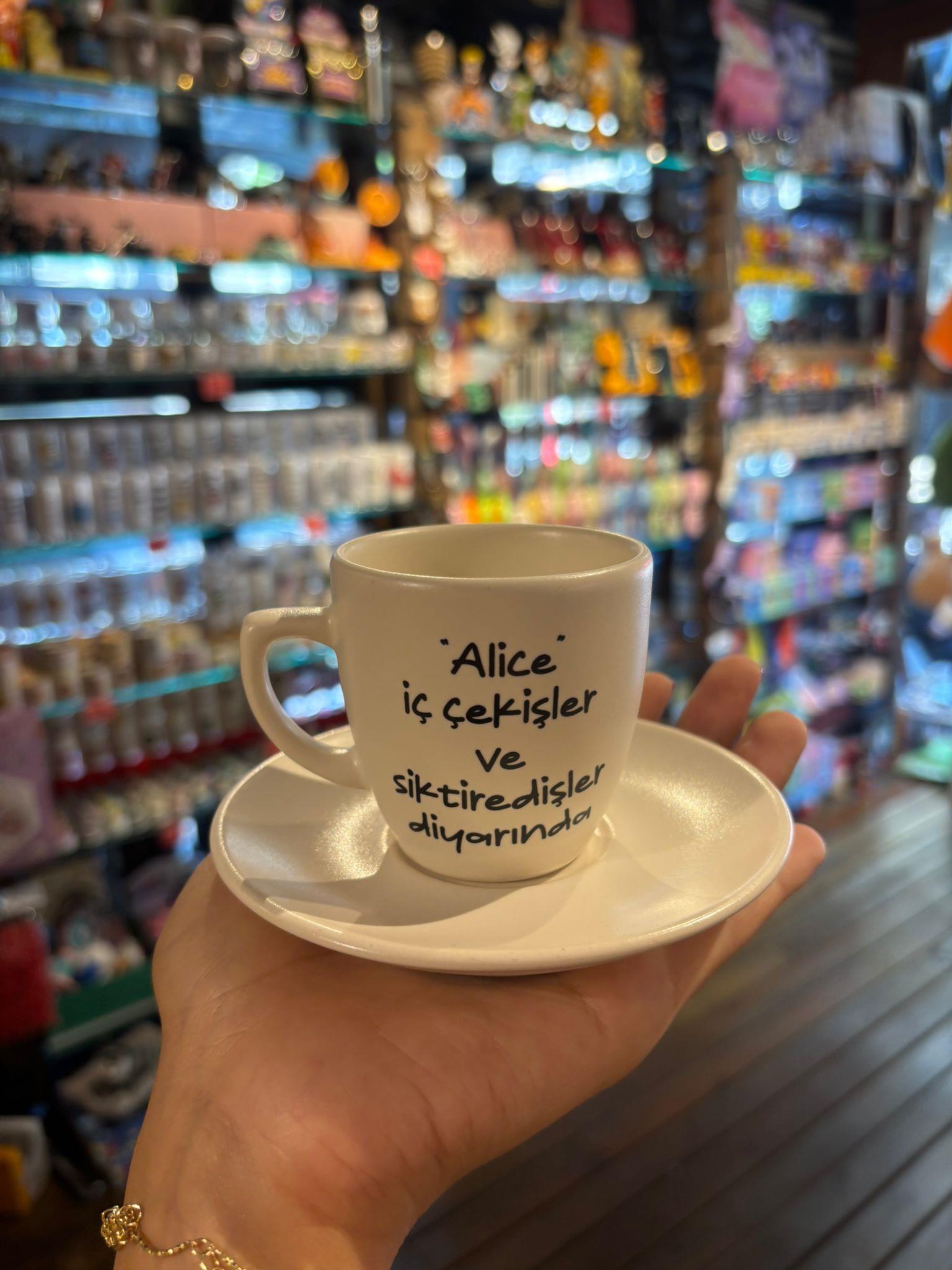 Alice İç Çekişler Ve S*ktiredişler Diyarında Türk Kahve Fincanı